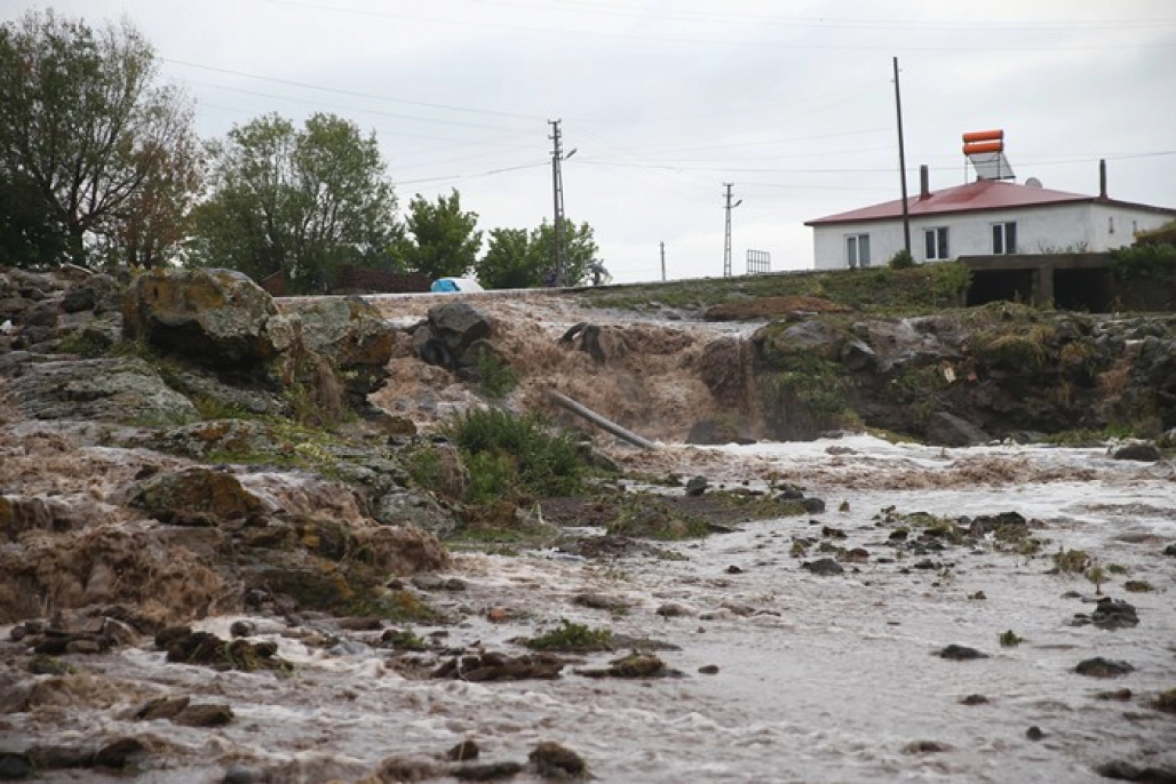 Kars'ta Şiddetli Sağanak Sele Dönüştü: Evler Su Altında