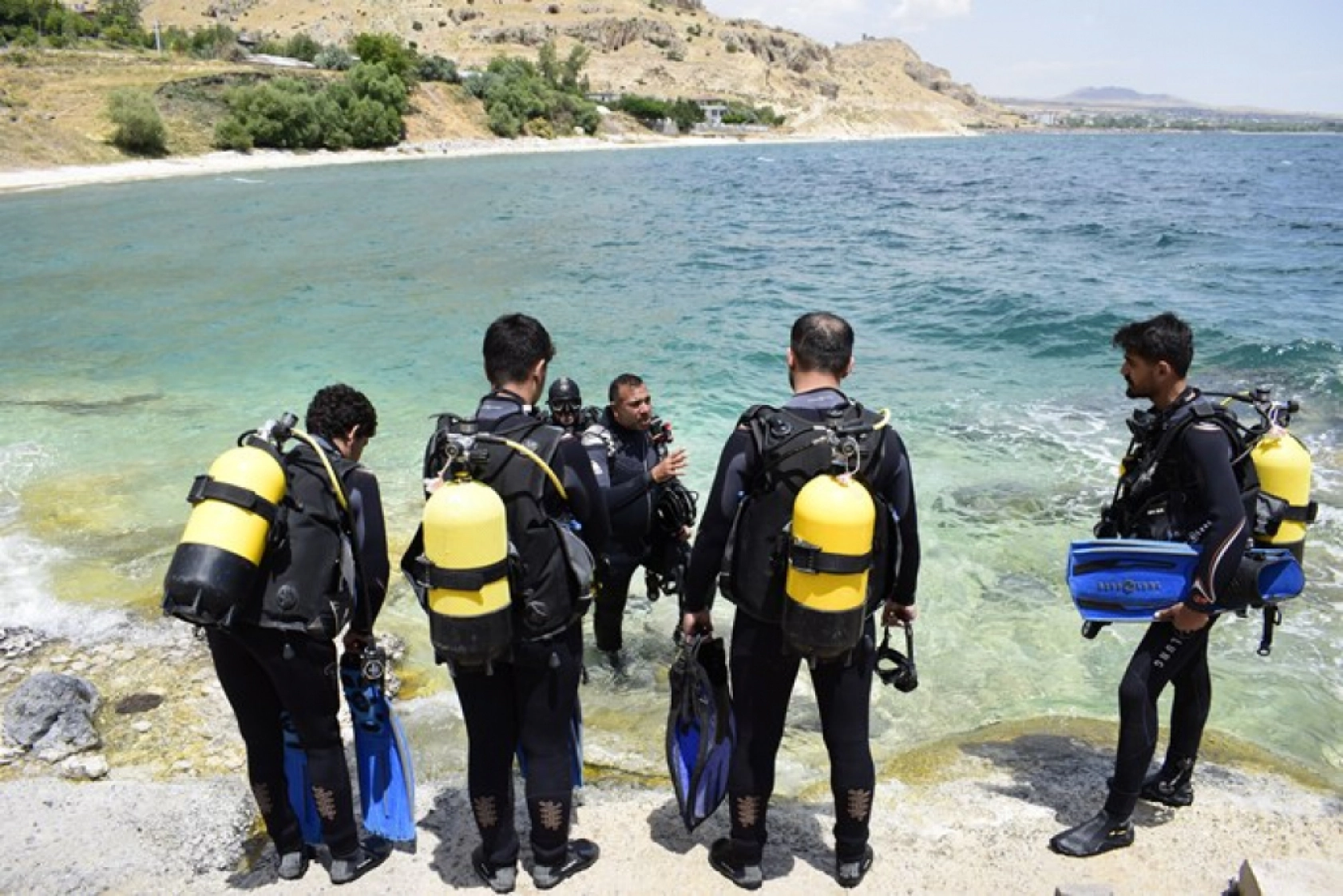 Van Gölü'nün Derinliklerine Yolculuk: Adilcevaz'da 50 Kişiye Dalgıçlık Eğitimi