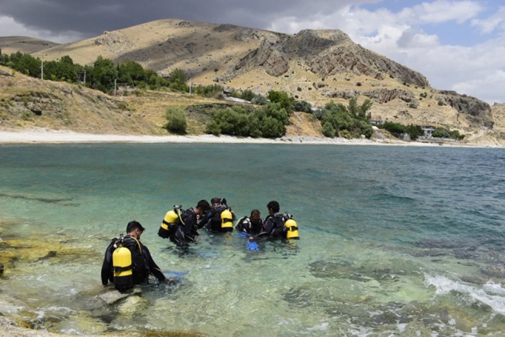 Van Gölü'nün Derinliklerine Yolculuk: Adilcevaz'da 50 Kişiye Dalgıçlık Eğitimi