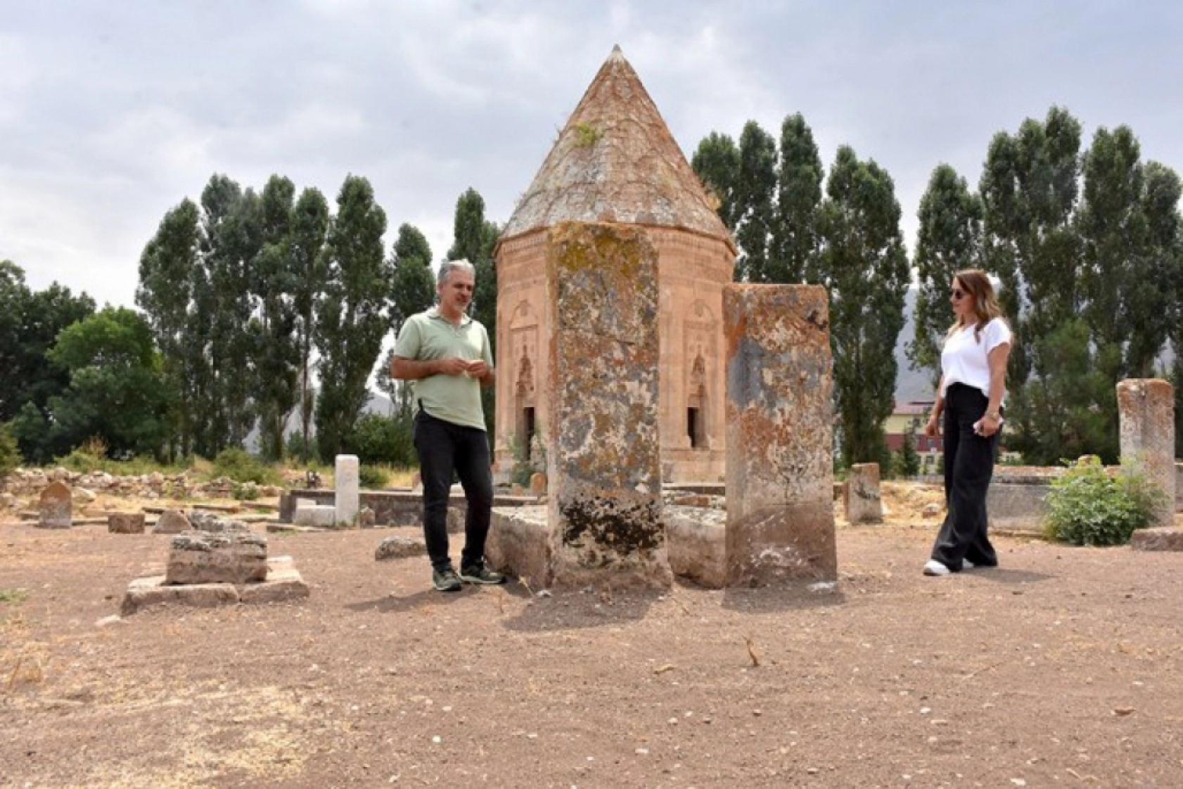 700 Yıllık 6 Yeni Mezar Gün Yüzüne Çıkarıldı