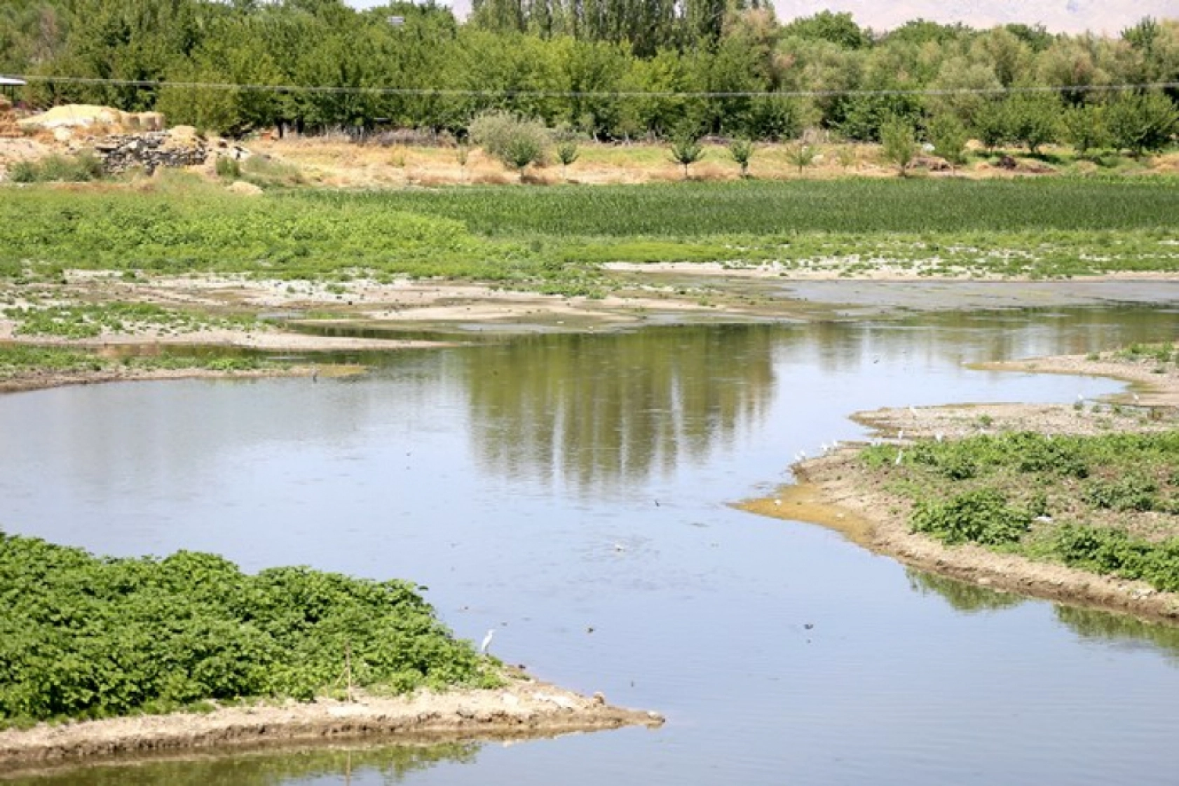 Karakaya Barajı'nda Su Seviyesi Alarm Veriyor: Eski Yerleşimler Ortaya Çıktı