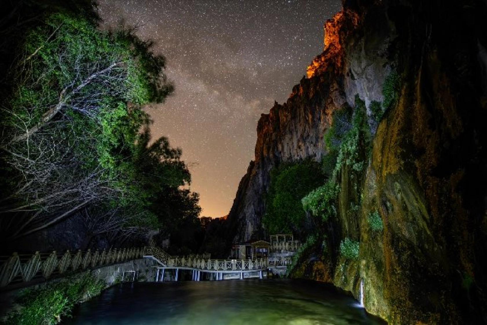 Darende'nin tarihi ve doğal güzellikleri gece görüntülendi
