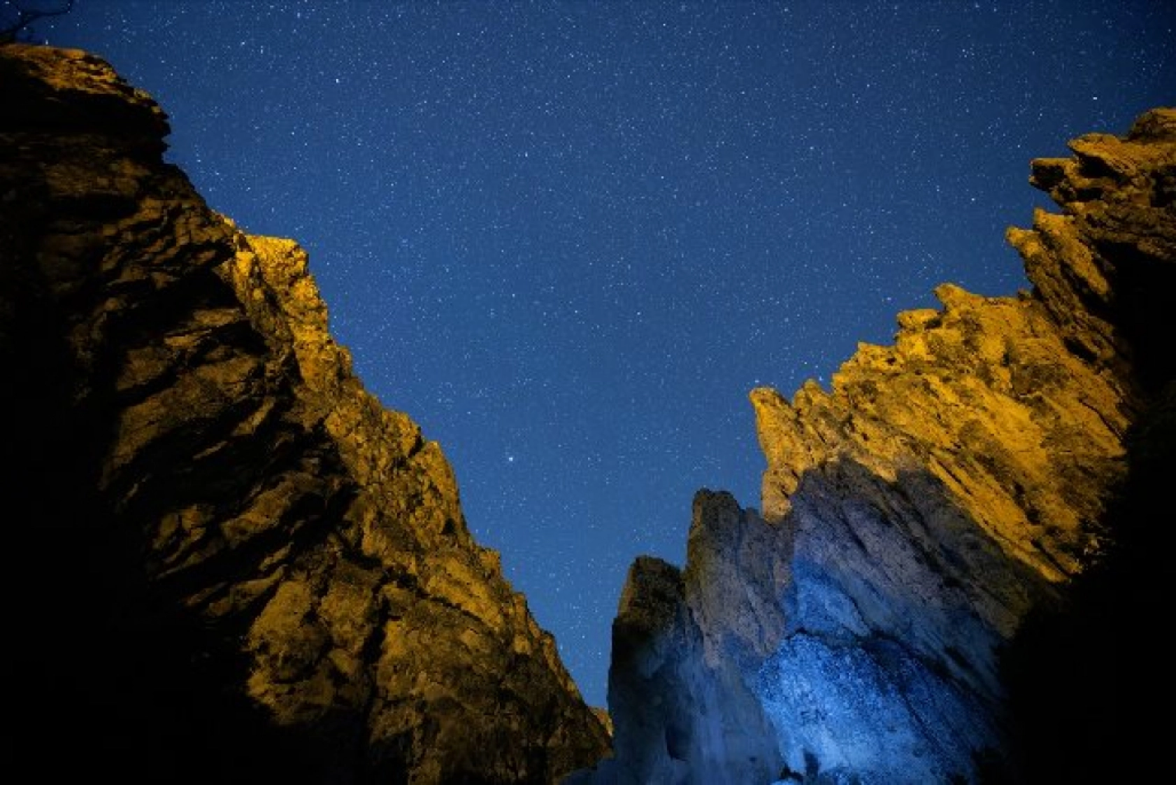 Darende'nin tarihi ve doğal güzellikleri gece görüntülendi