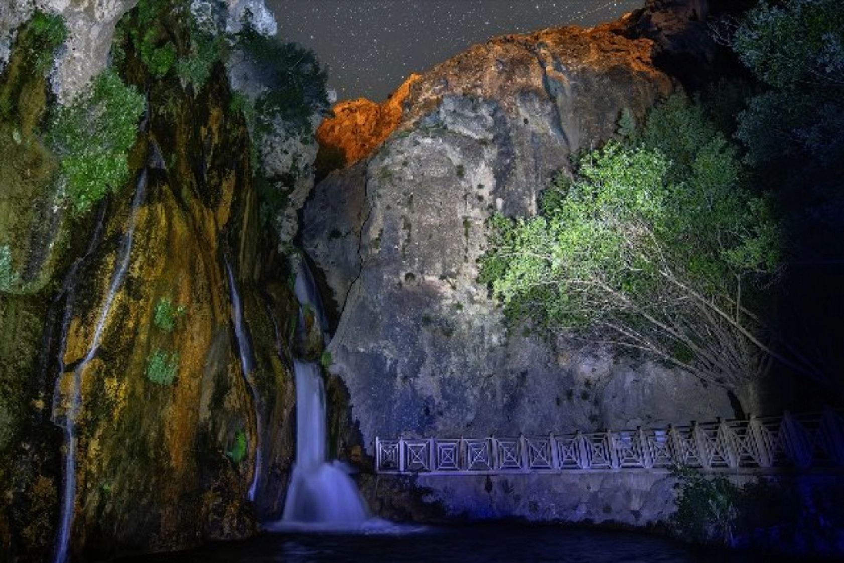 Darende'nin tarihi ve doğal güzellikleri gece görüntülendi