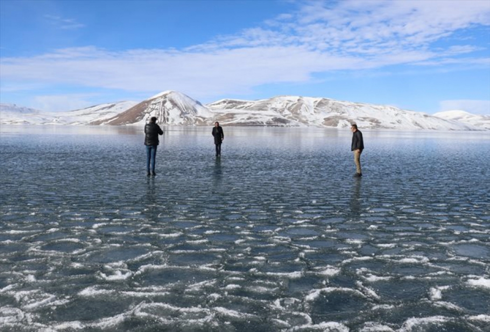 Ağrı'da yüzeyi buzla kaplanan Balık Gölü doğa tutkunlarını bekliyor