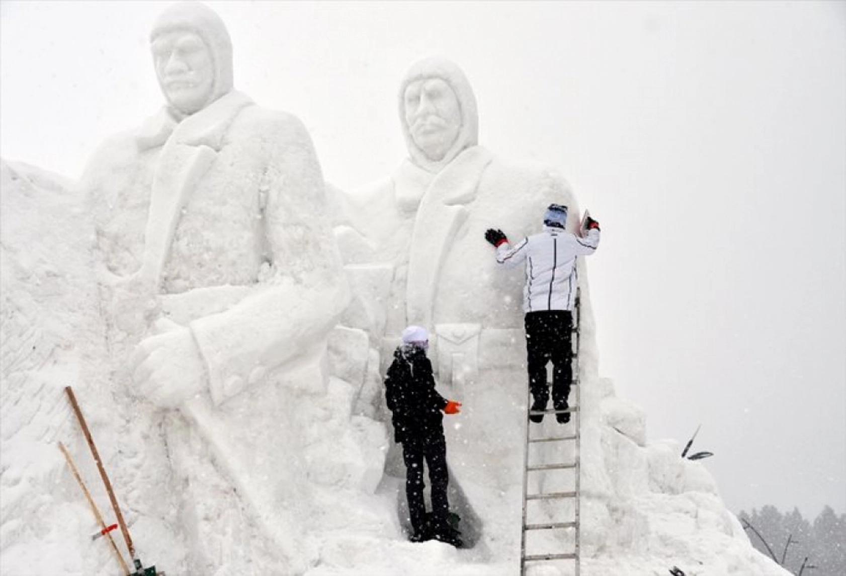 Sarıkamış şehitlerinin kardan heykelleri tamamlandı