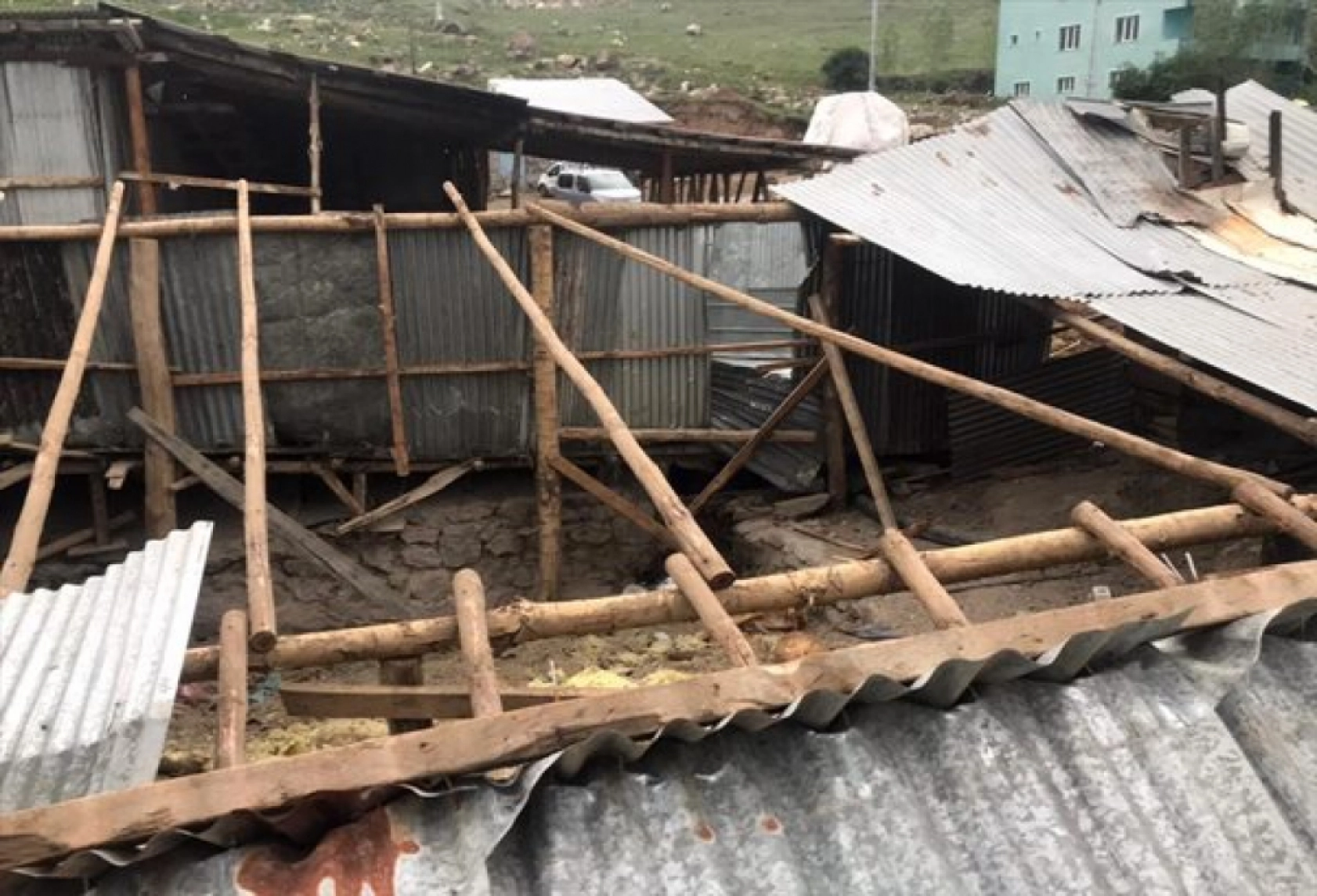 Erzurum'da hortum çatıları uçurdu