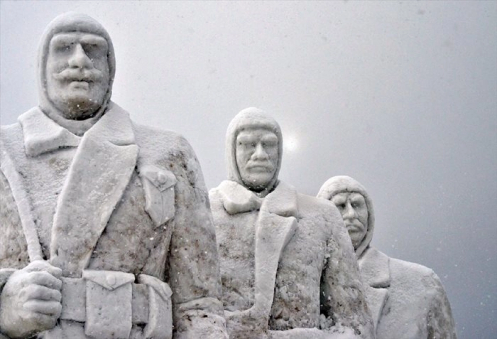 Sarıkamış şehitlerinin kardan heykelleri tamamlandı