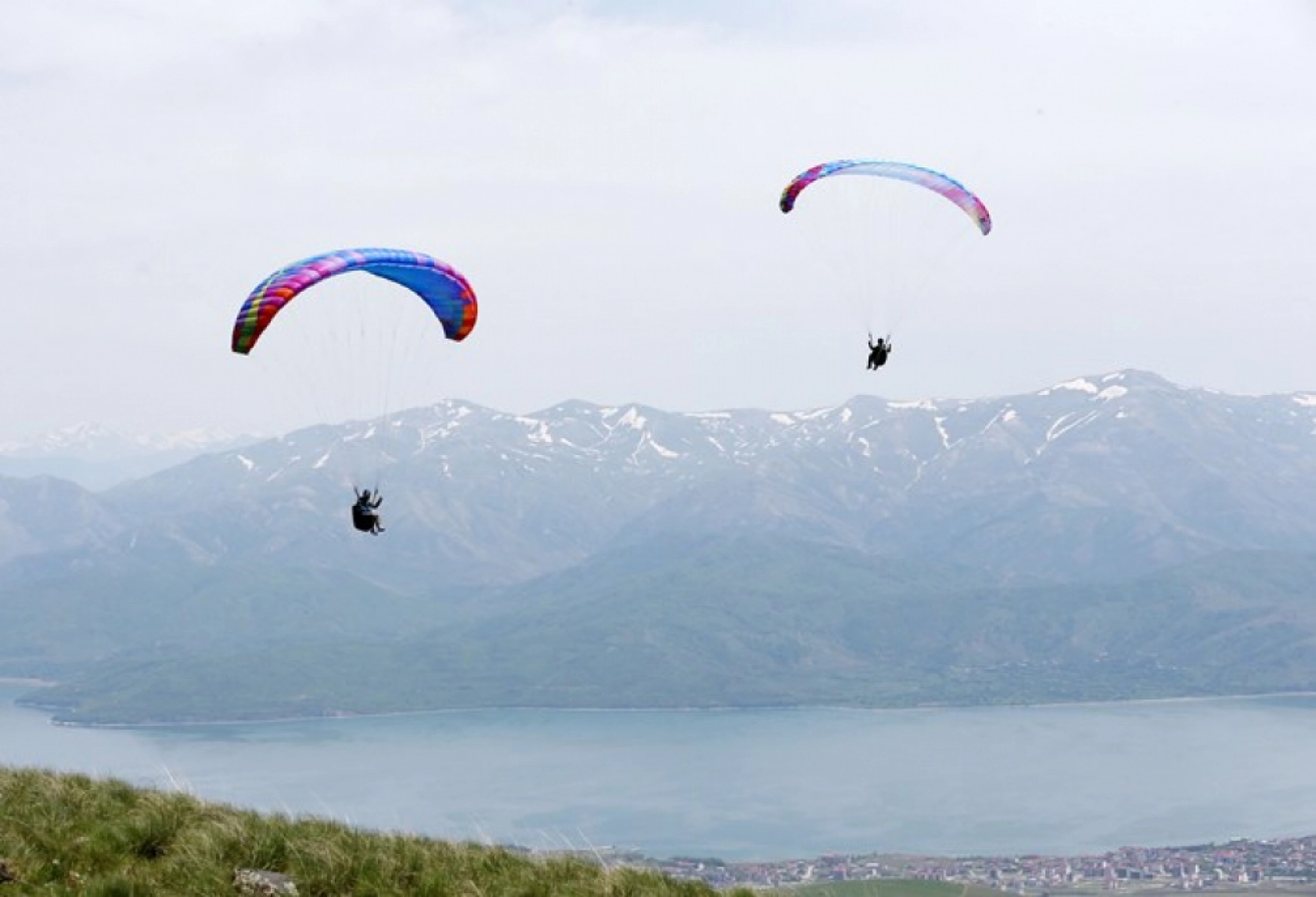 Bitlis'teki Nemrut Dağı, yamaç paraşütü tutkunlarının gözdesi oldu