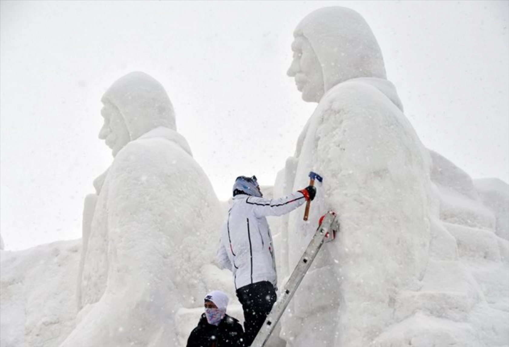 Sarıkamış şehitlerinin kardan heykelleri tamamlandı