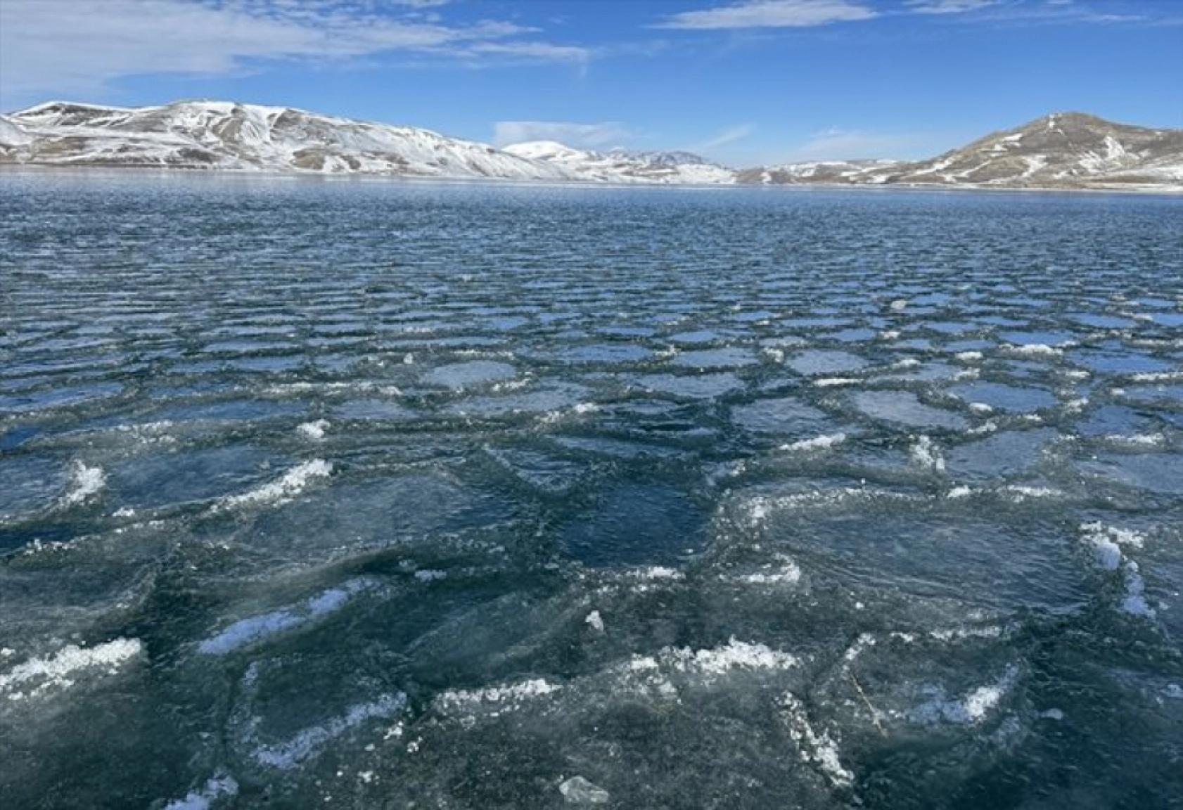 Ağrı'da yüzeyi buzla kaplanan Balık Gölü doğa tutkunlarını bekliyor