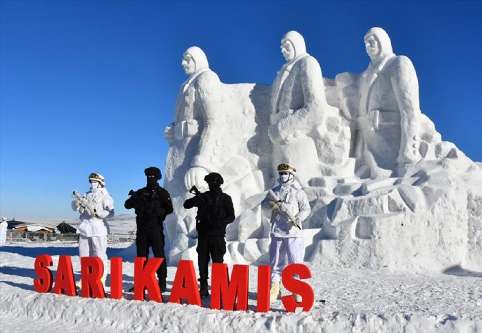 Kars'ta Sarıkamış şehitlerini temsilen yapılan kardan heykeller açıldı