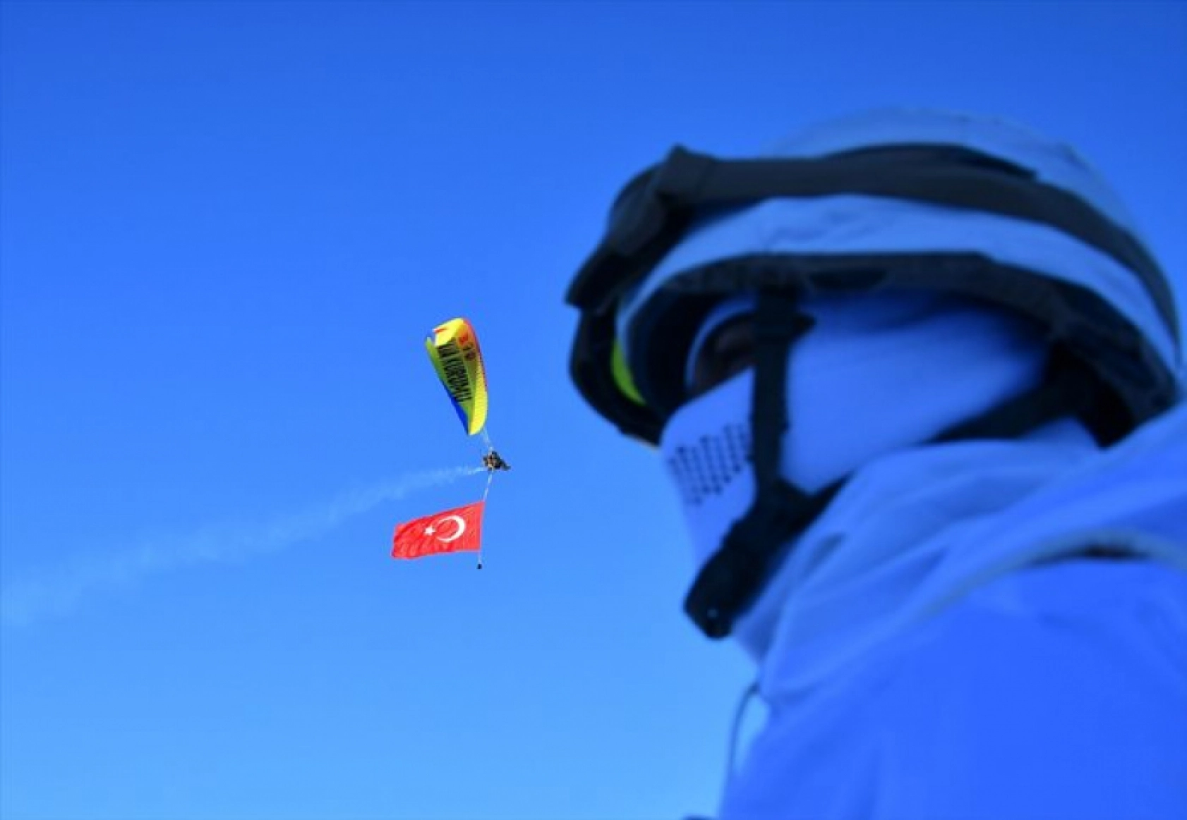 Kars'ta Sarıkamış şehitlerini temsilen yapılan kardan heykeller açıldı