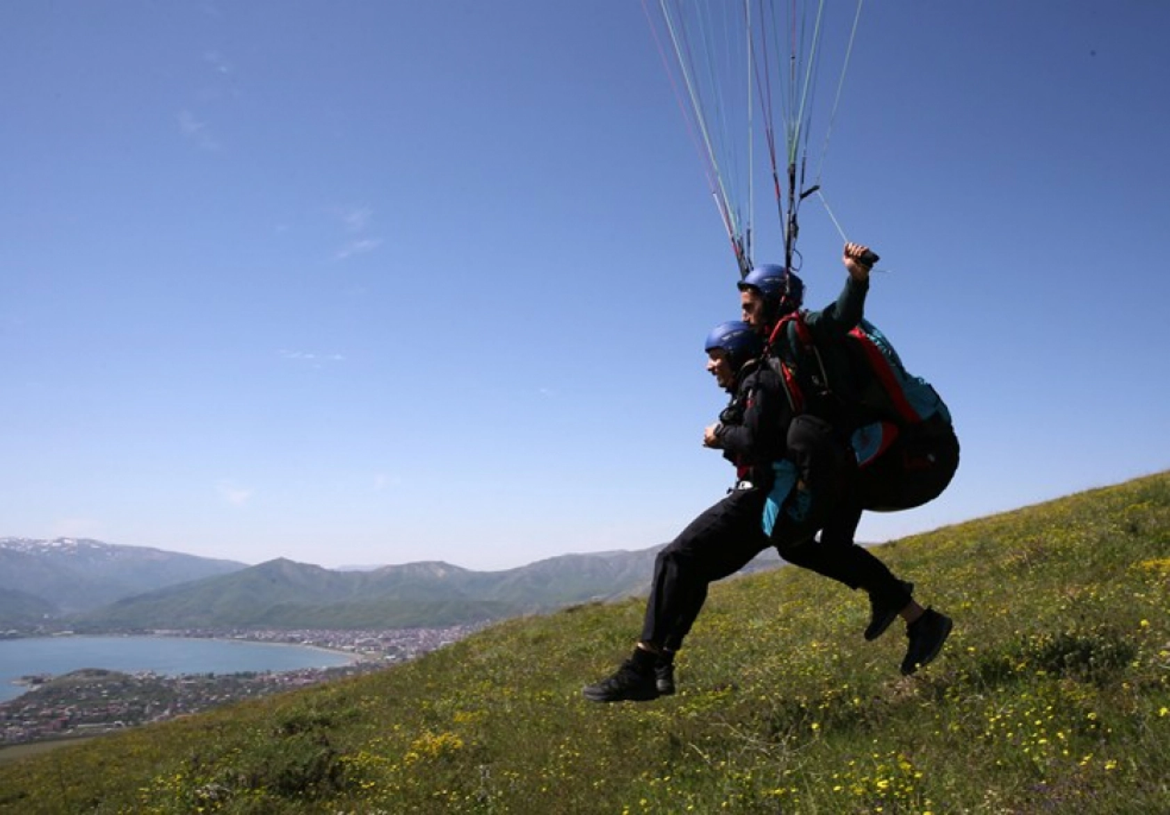 Bitlis'teki Nemrut Dağı, yamaç paraşütü tutkunlarının gözdesi oldu