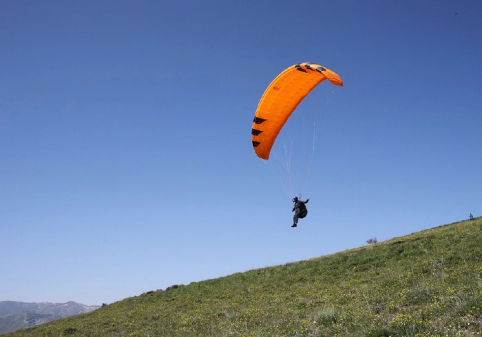 Bitlis'teki Nemrut Dağı, yamaç paraşütü tutkunlarının gözdesi oldu