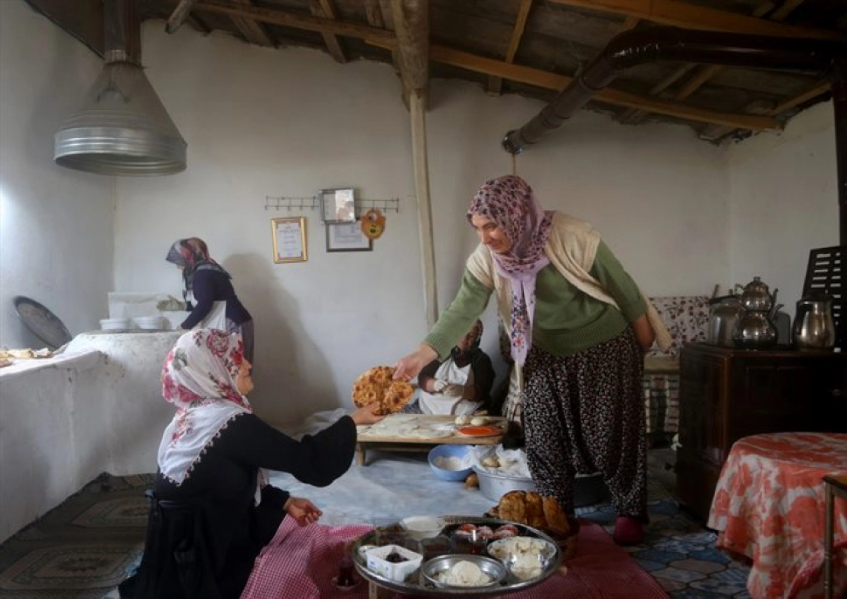 Malatya'nın yöresel ekmeğini yaparak il dışına gönderiyor