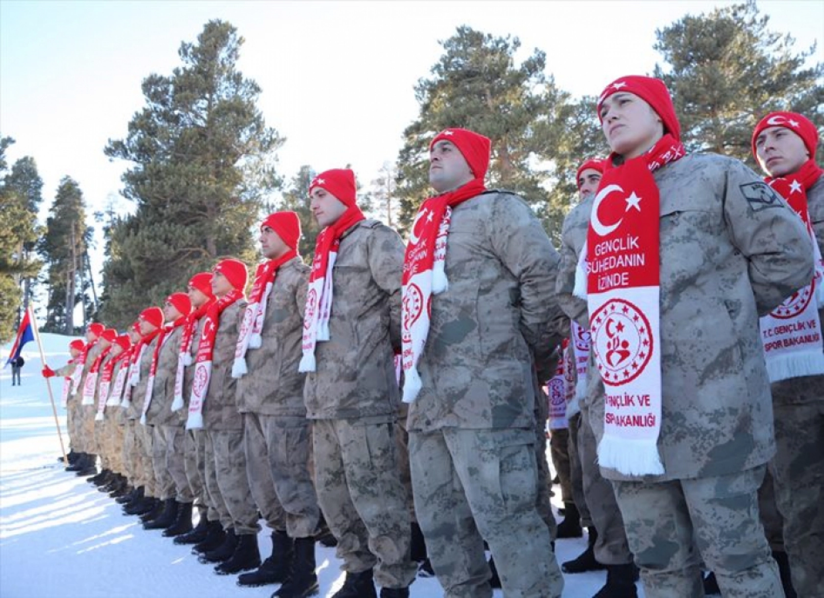 Kars'ta Sarıkamış şehitlerini temsilen yapılan kardan heykeller açıldı
