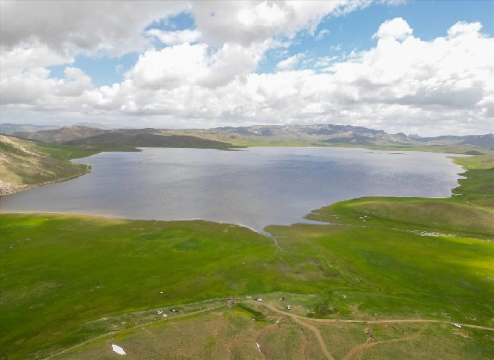 Van'daki yeşille mavinin buluştuğu Keşiş Gölü'nün çevresinde doğa yürüyüşü