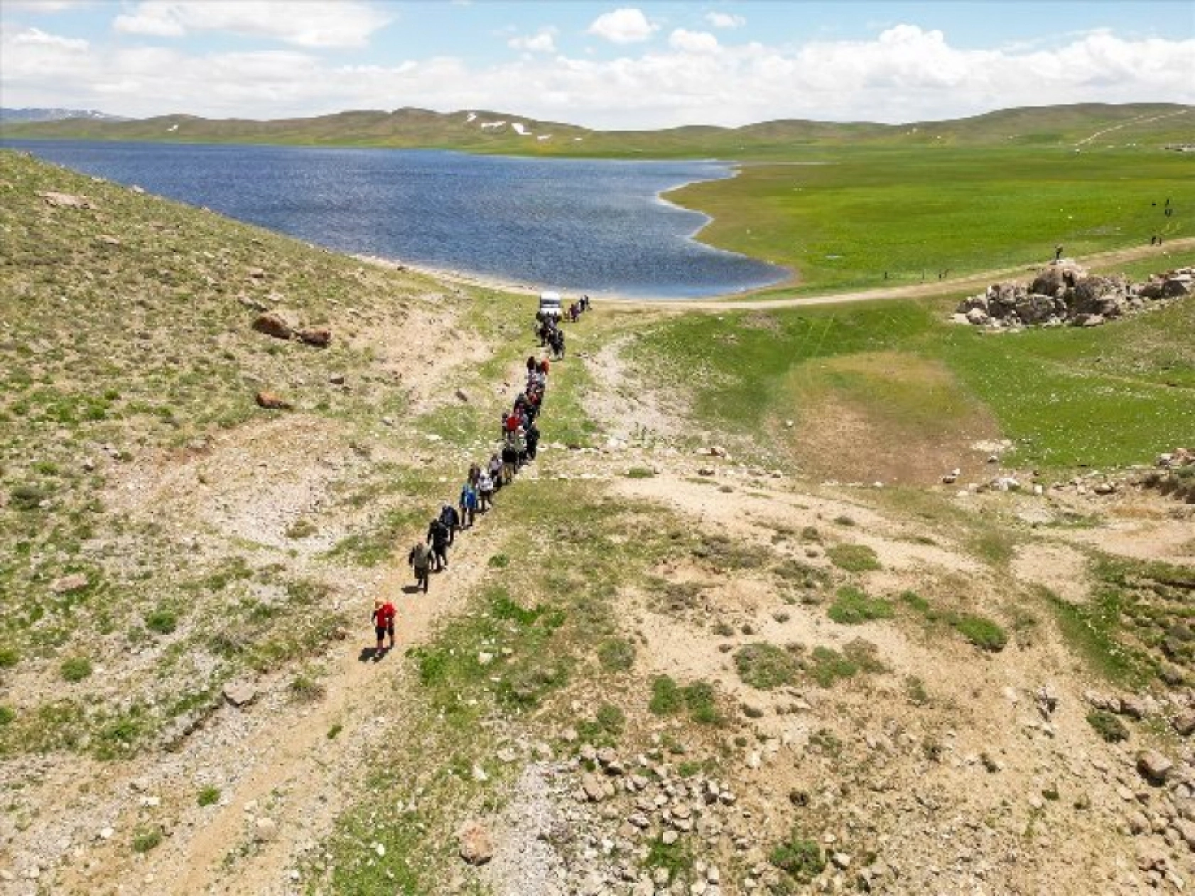 Van'daki yeşille mavinin buluştuğu Keşiş Gölü'nün çevresinde doğa yürüyüşü