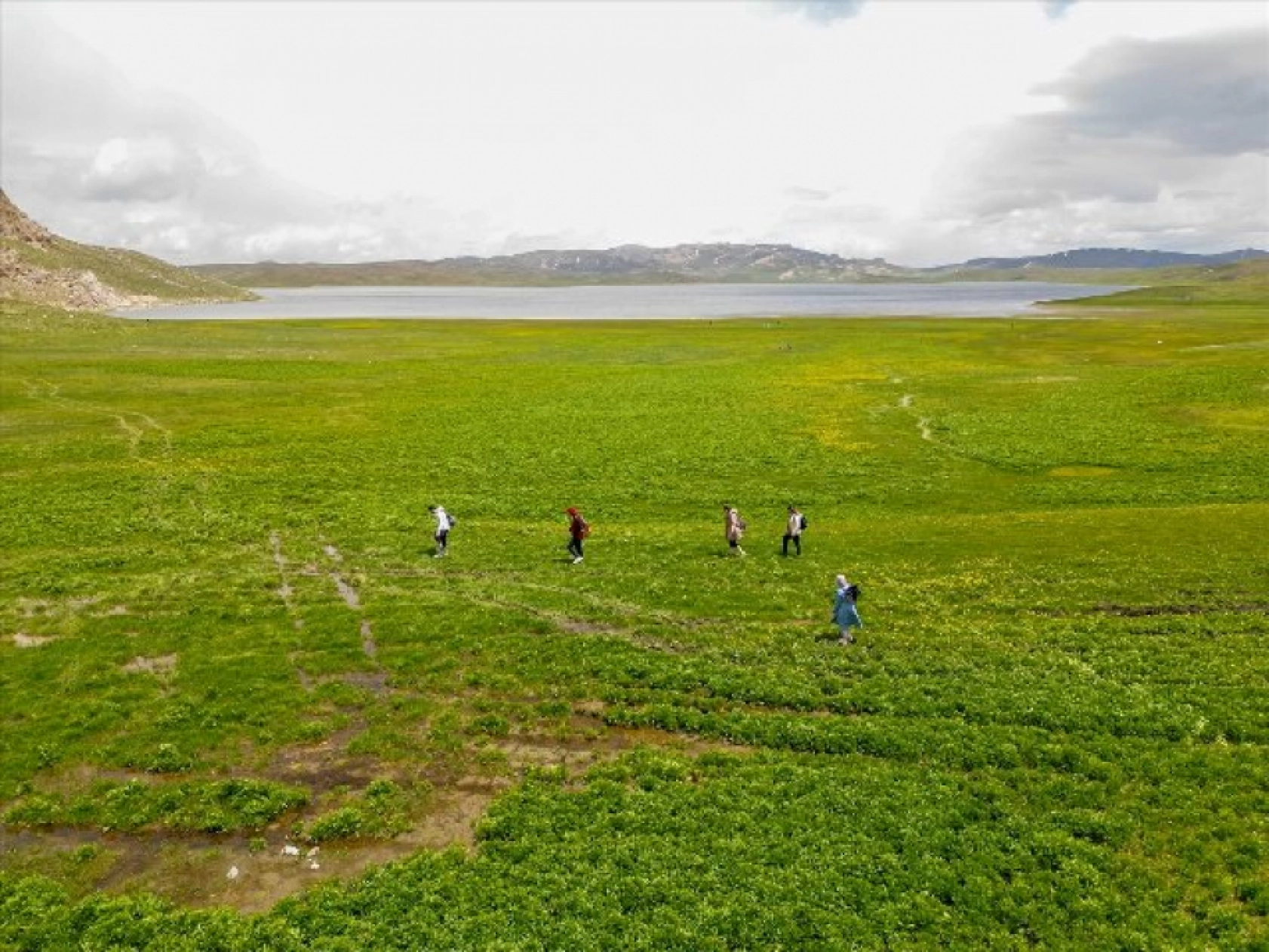 Van'daki yeşille mavinin buluştuğu Keşiş Gölü'nün çevresinde doğa yürüyüşü