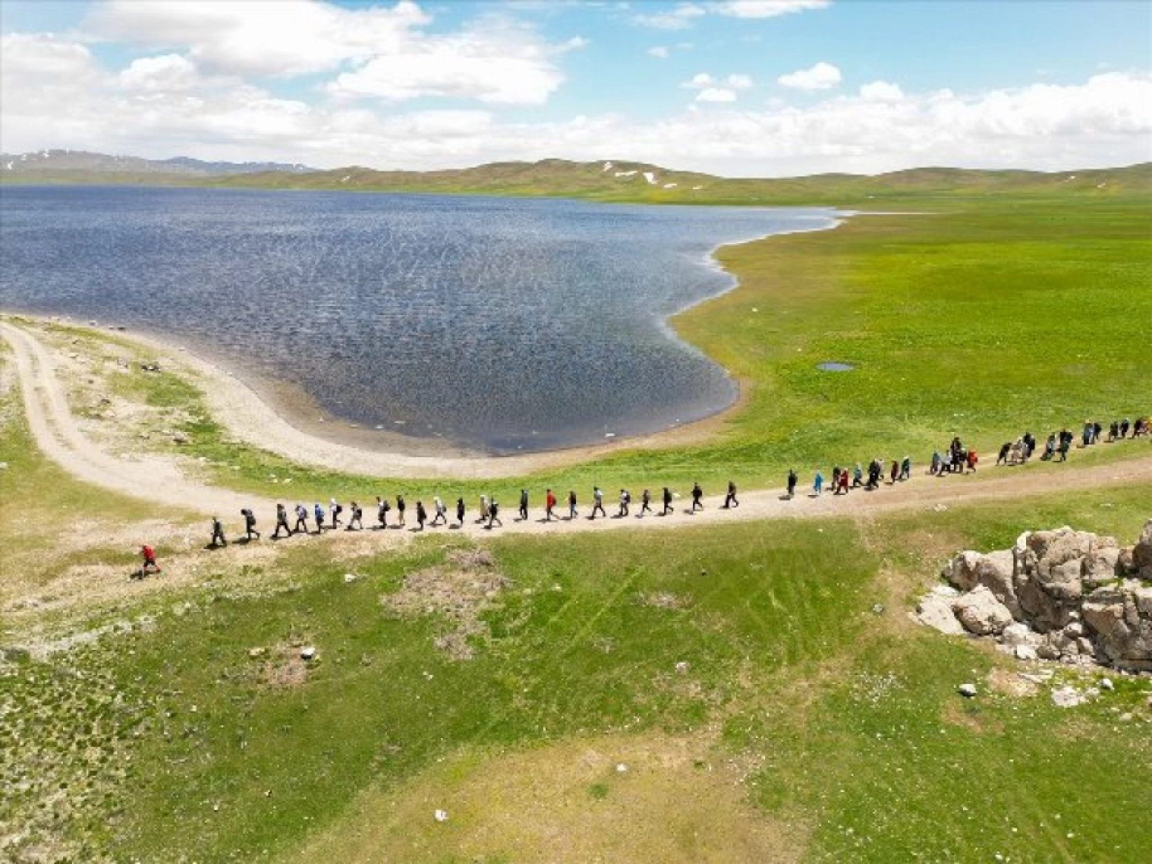 Van'daki yeşille mavinin buluştuğu Keşiş Gölü'nün çevresinde doğa yürüyüşü