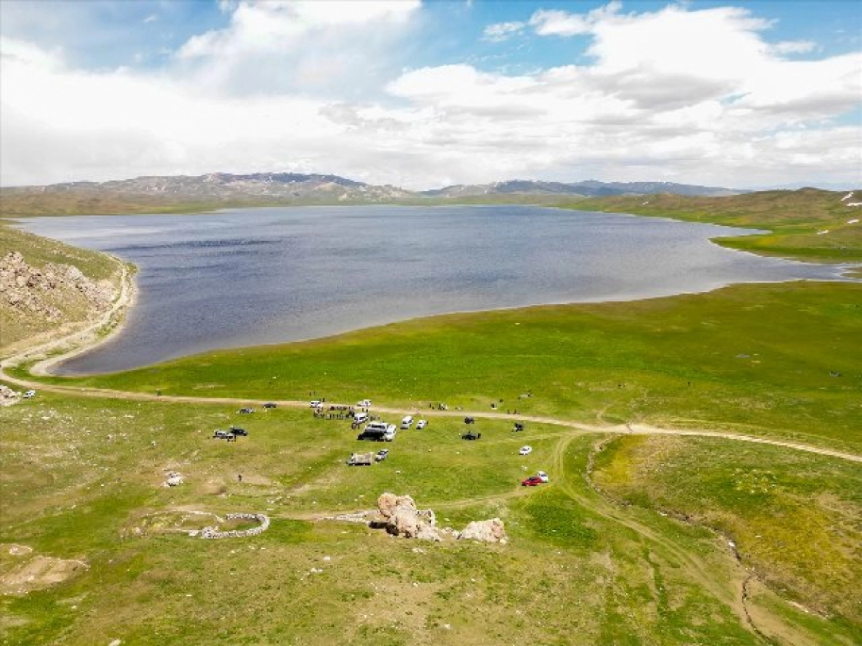 Van'daki yeşille mavinin buluştuğu Keşiş Gölü'nün çevresinde doğa yürüyüşü