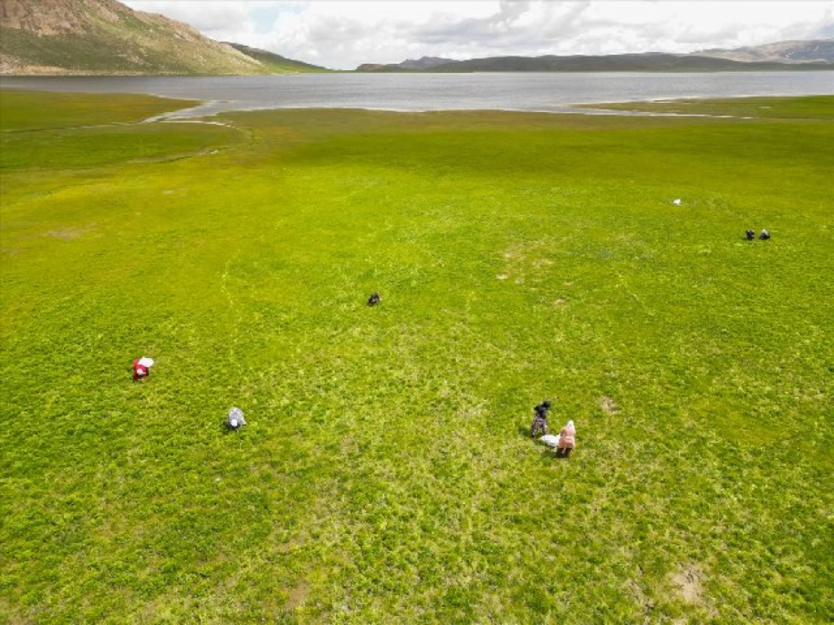 Van'daki yeşille mavinin buluştuğu Keşiş Gölü'nün çevresinde doğa yürüyüşü
