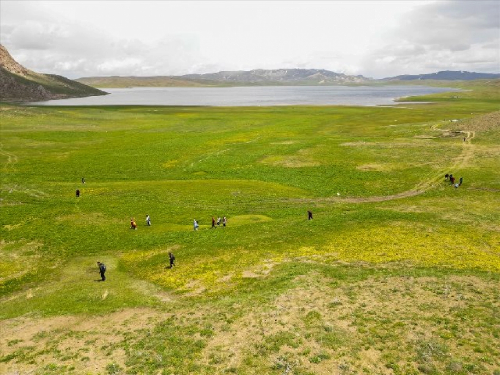 Van'daki yeşille mavinin buluştuğu Keşiş Gölü'nün çevresinde doğa yürüyüşü