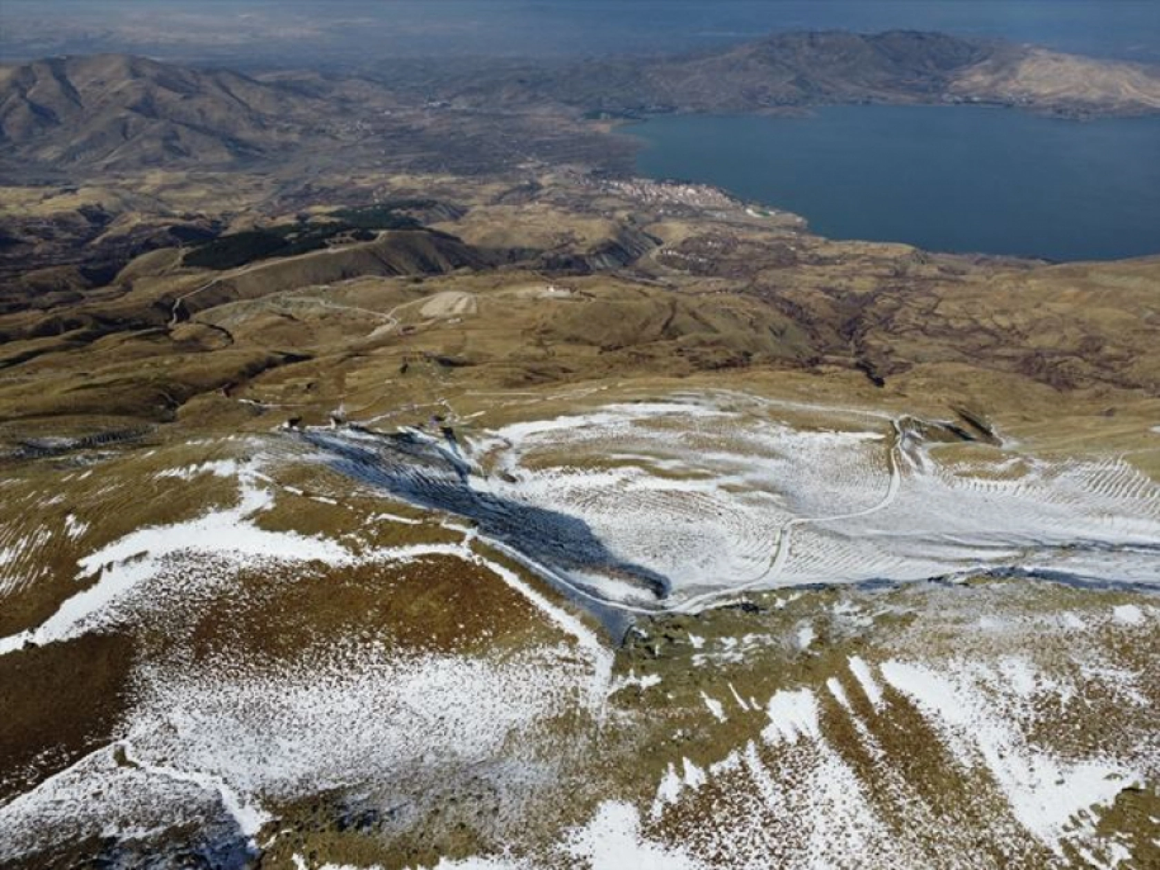 Elazığ'da göl manzaralı kayak merkezi yeni sezon için gün sayıyor