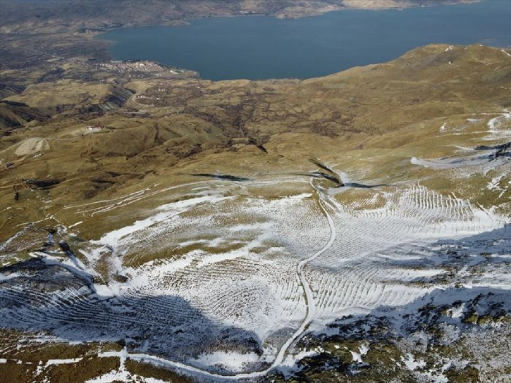 Elazığ'da göl manzaralı kayak merkezi yeni sezon için gün sayıyor