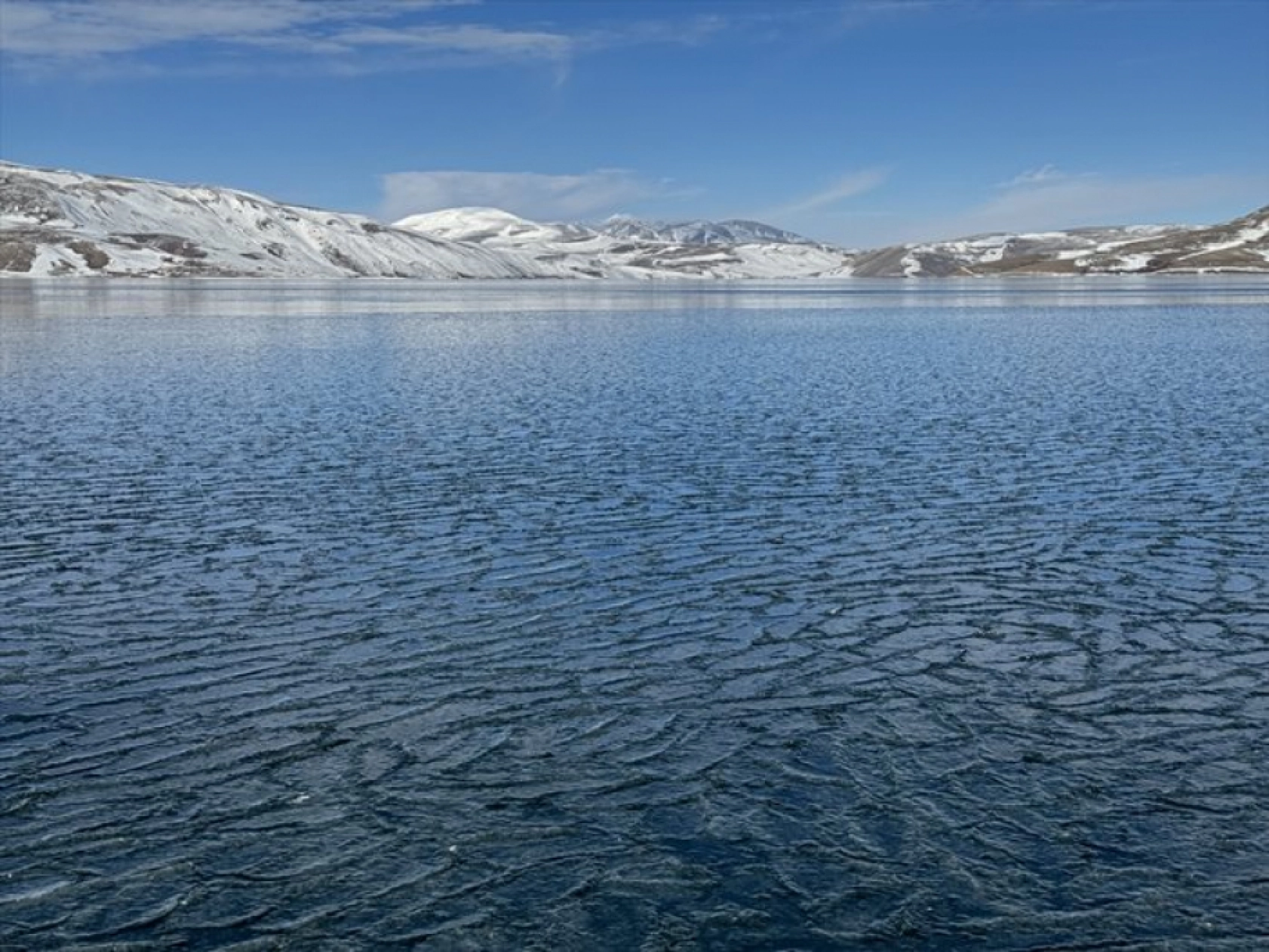 Ağrı'da yüzeyi buzla kaplanan Balık Gölü doğa tutkunlarını bekliyor