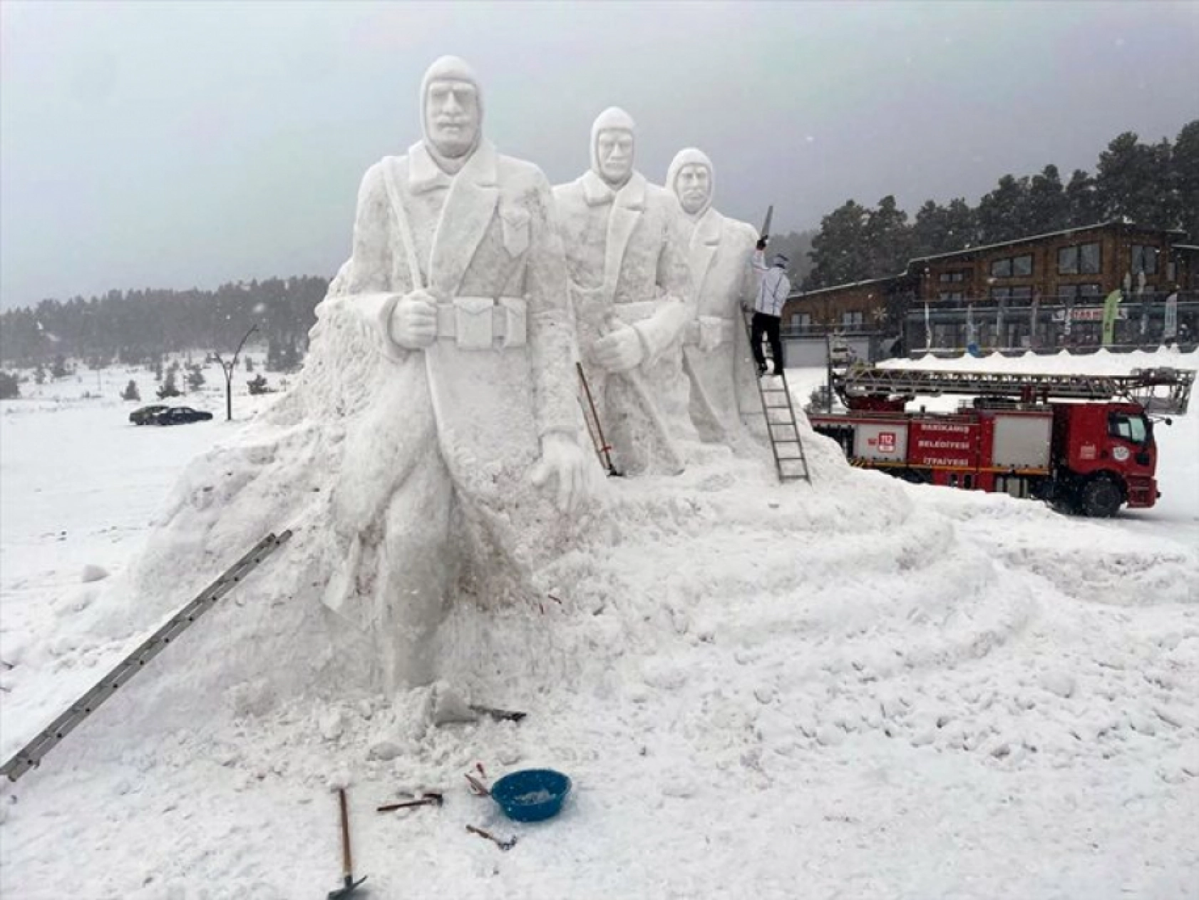 Sarıkamış şehitlerinin kardan heykelleri tamamlandı