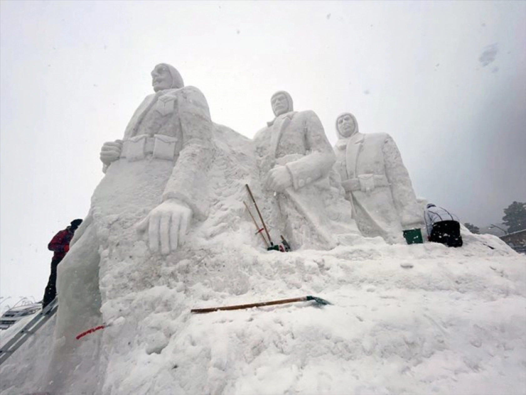 Sarıkamış şehitlerinin kardan heykelleri tamamlandı