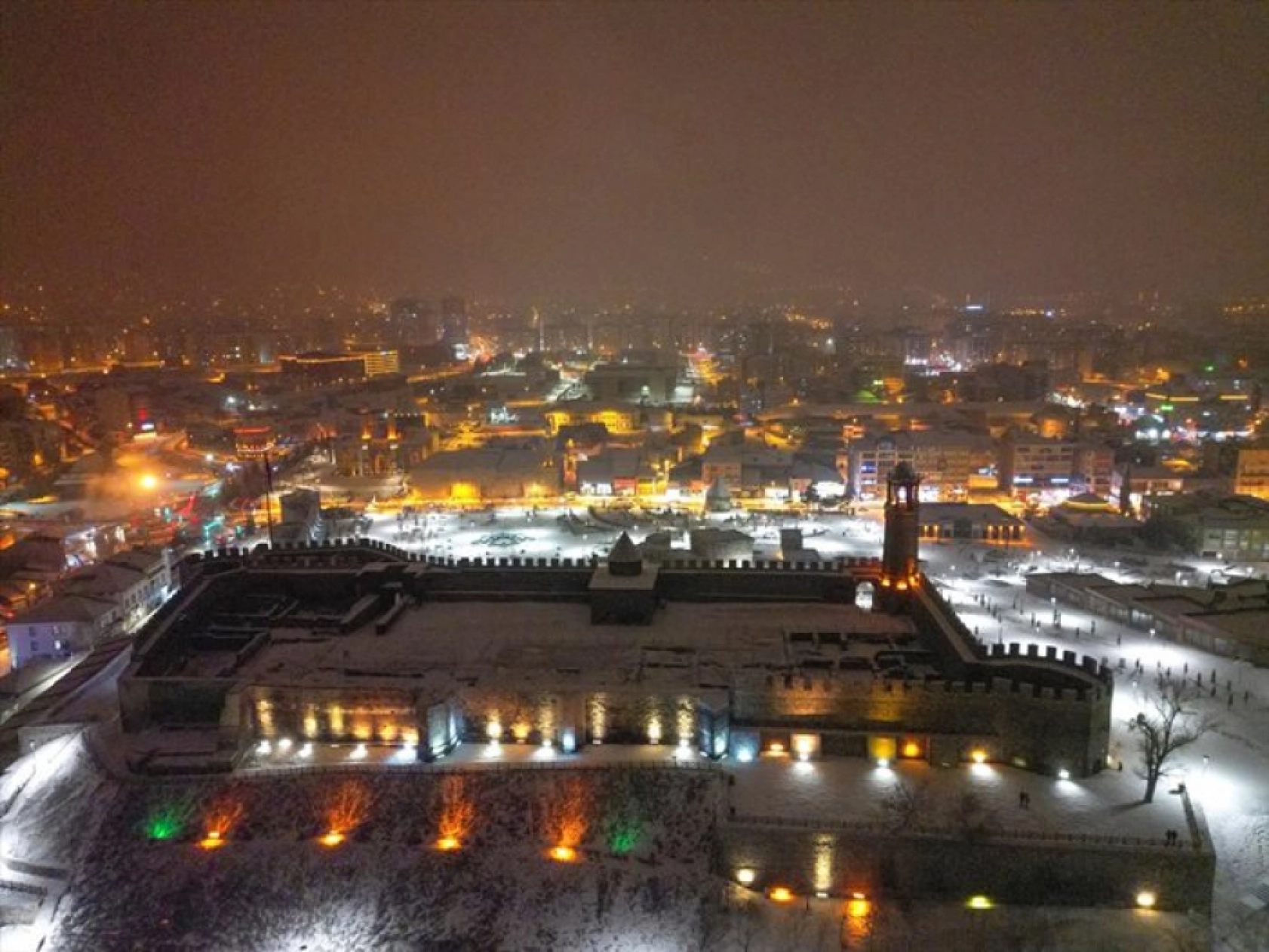 Erzurum Kalesi, Çifte Minareli Medrese ve Yakutiye Medresesi gibi tarihi yerleri dronla görüntülendi.