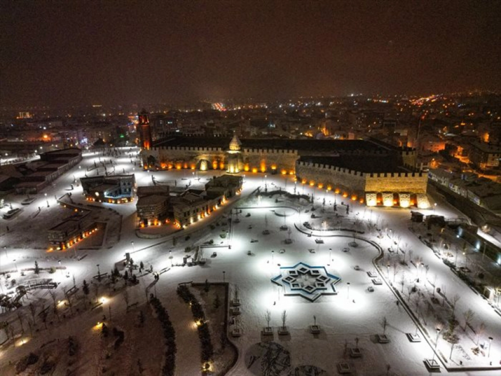Erzurum Kalesi, Çifte Minareli Medrese ve Yakutiye Medresesi gibi tarihi yerleri dronla görüntülendi.
