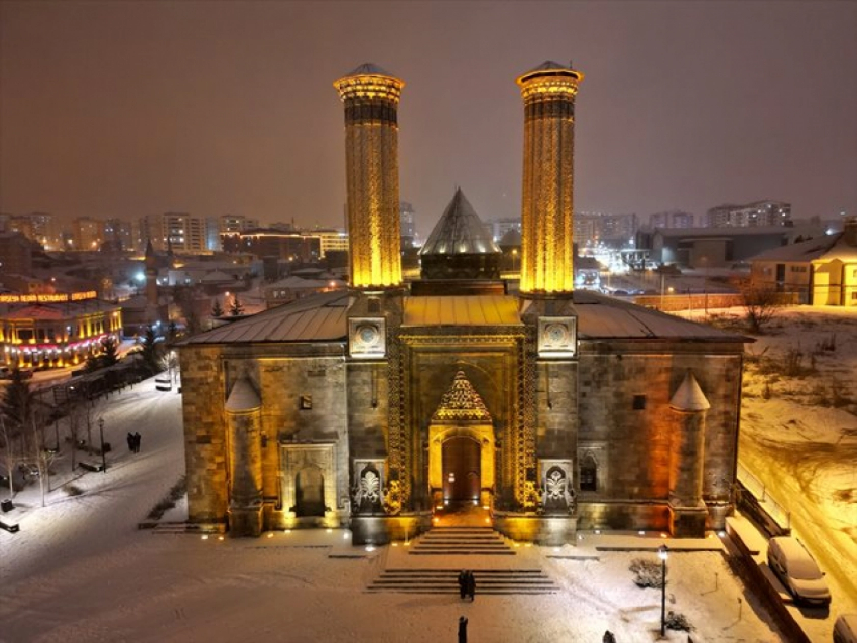 Erzurum Kalesi, Çifte Minareli Medrese ve Yakutiye Medresesi gibi tarihi yerleri dronla görüntülendi.