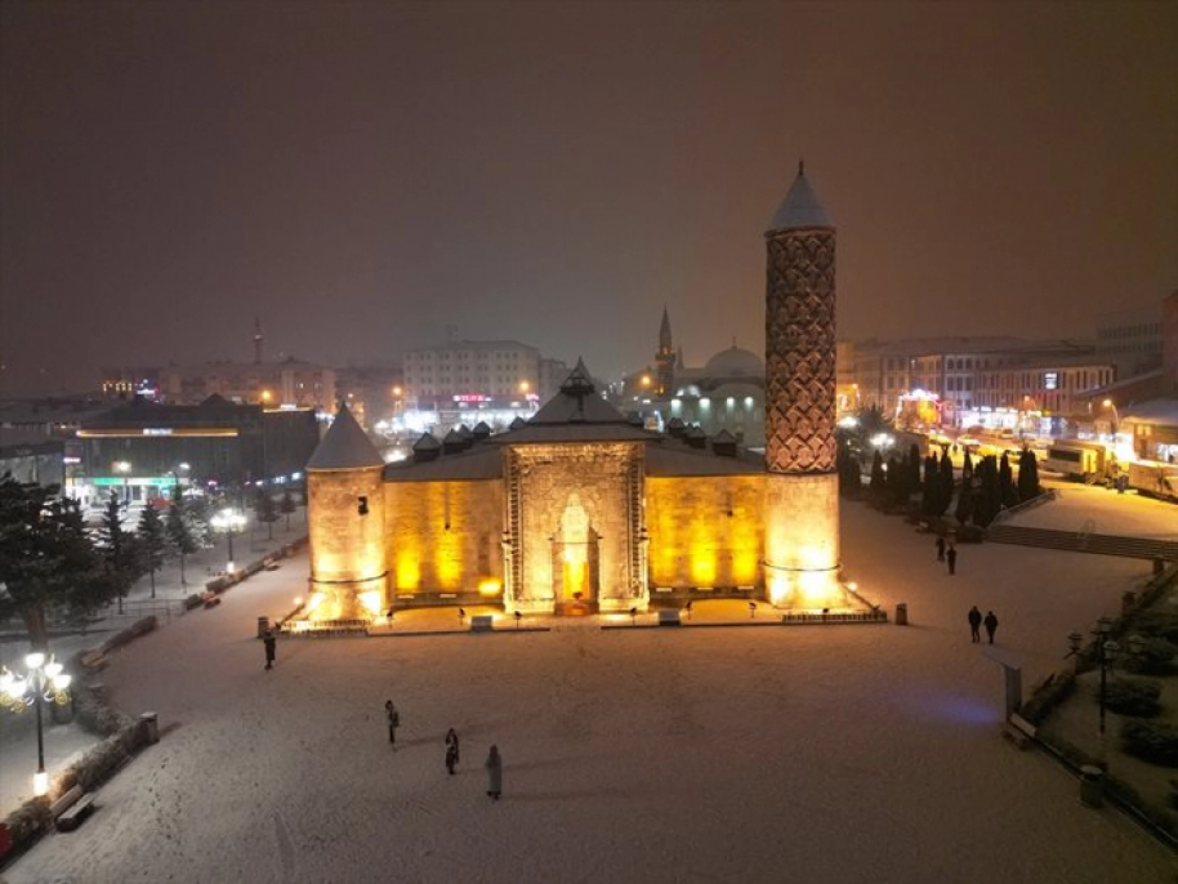 Erzurum Kalesi, Çifte Minareli Medrese ve Yakutiye Medresesi gibi tarihi yerleri dronla görüntülendi.