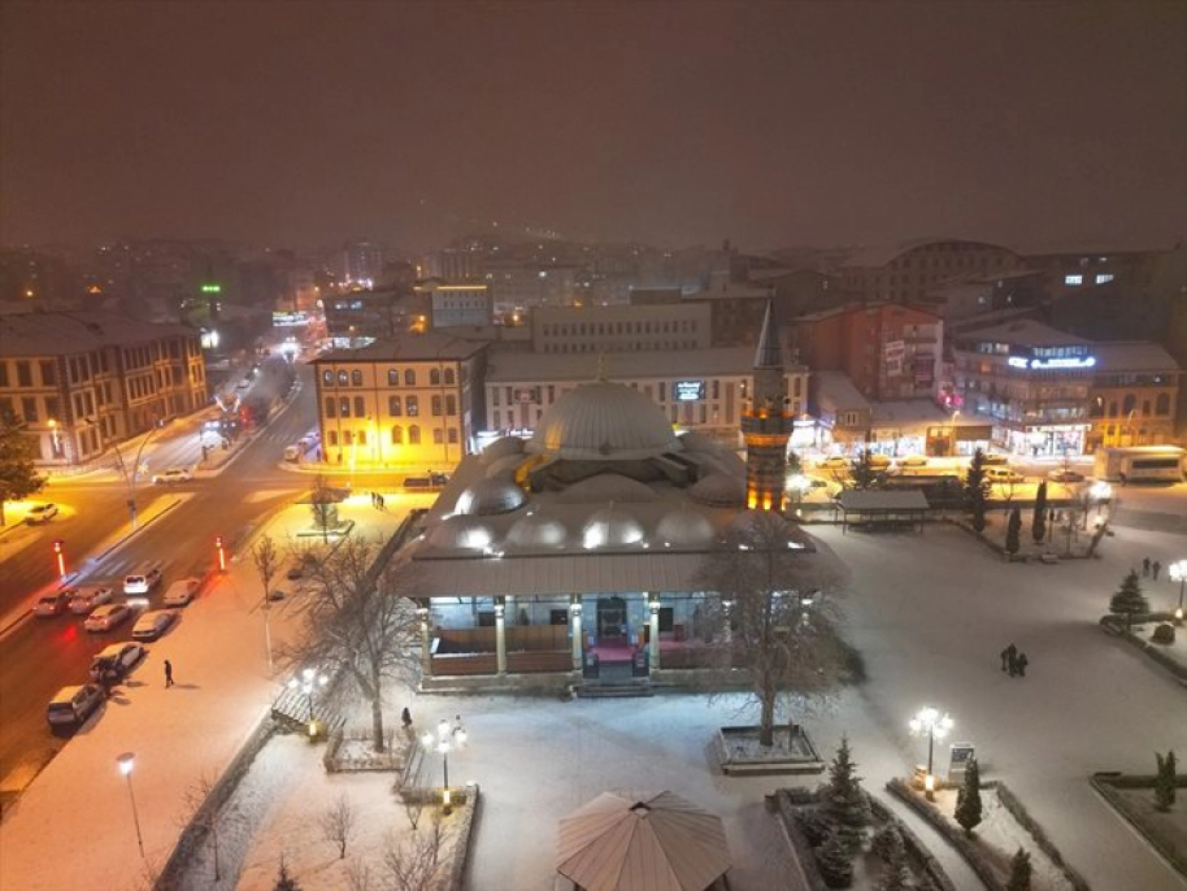 Erzurum Kalesi, Çifte Minareli Medrese ve Yakutiye Medresesi gibi tarihi yerleri dronla görüntülendi.