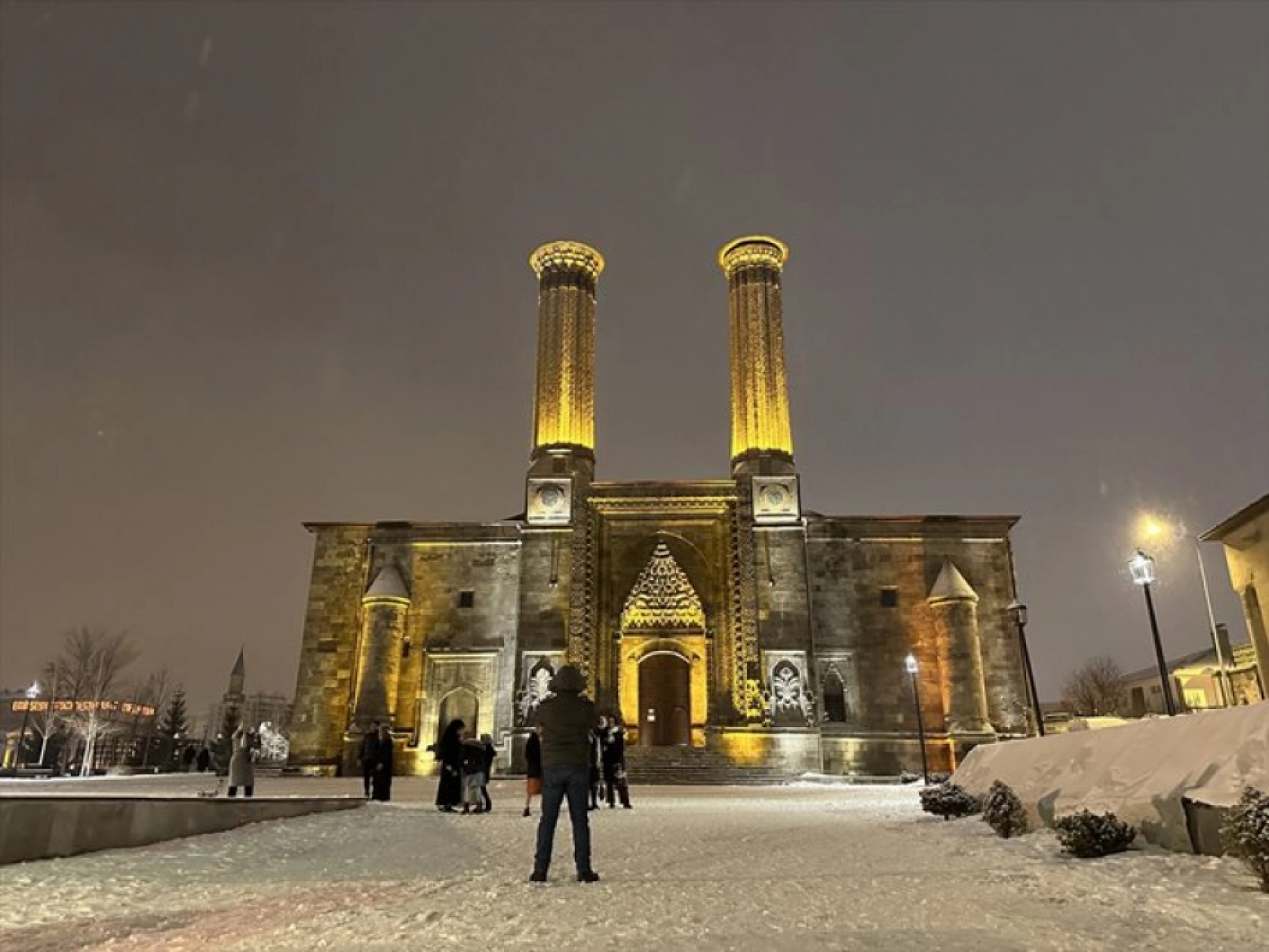 Erzurum Kalesi, Çifte Minareli Medrese ve Yakutiye Medresesi gibi tarihi yerleri dronla görüntülendi.