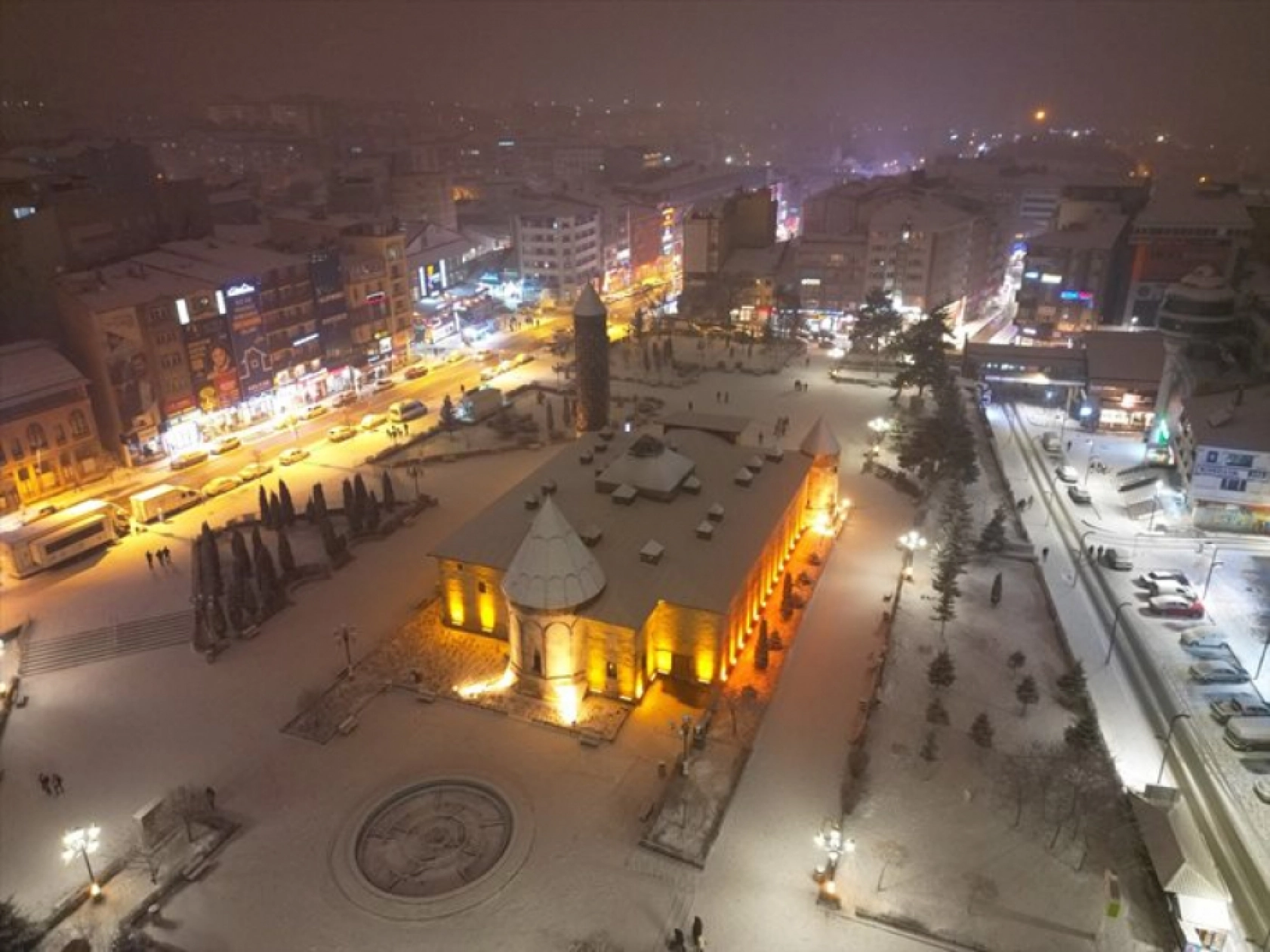 Erzurum Kalesi, Çifte Minareli Medrese ve Yakutiye Medresesi gibi tarihi yerleri dronla görüntülendi.