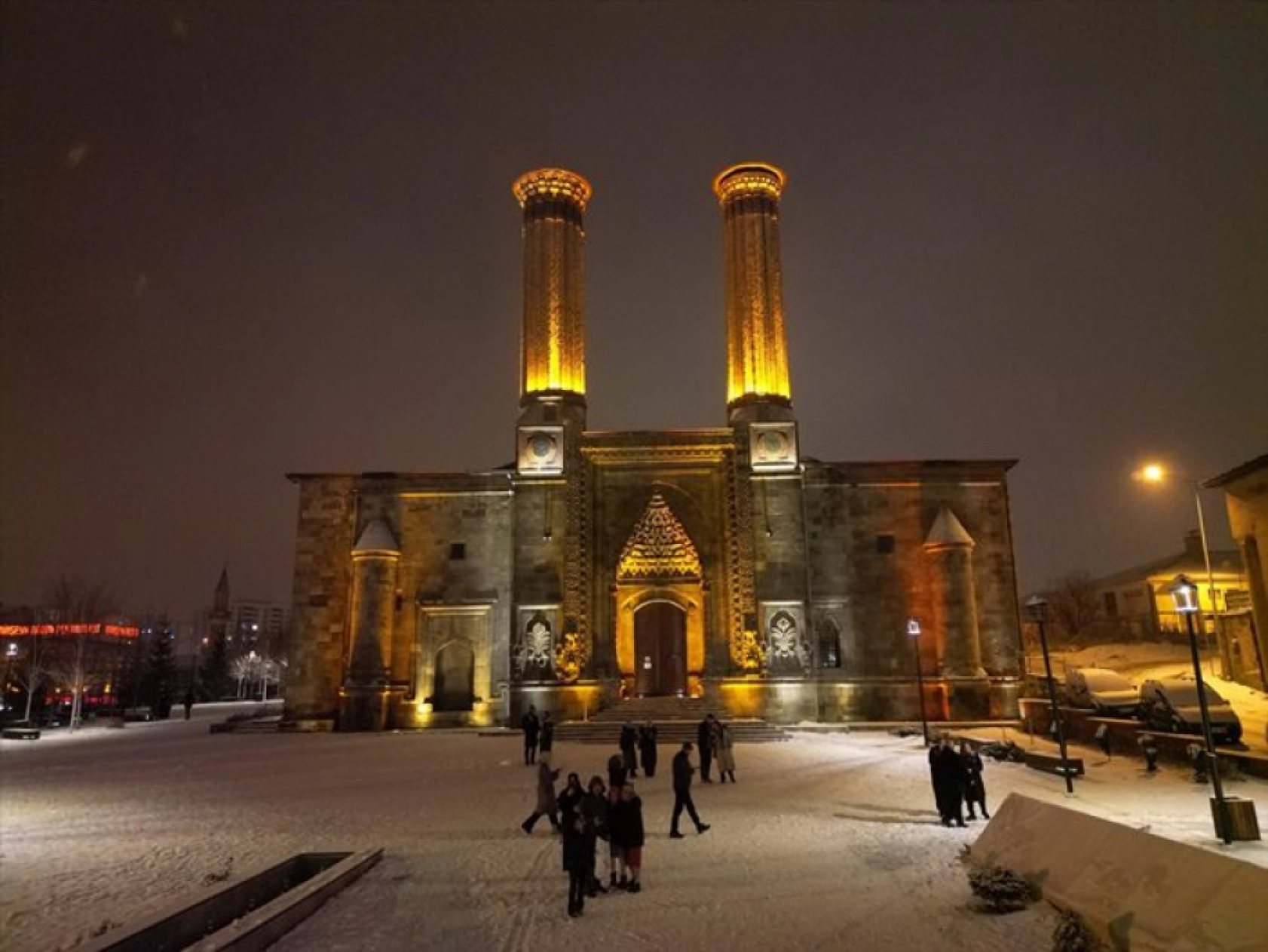 Erzurum Kalesi, Çifte Minareli Medrese ve Yakutiye Medresesi gibi tarihi yerleri dronla görüntülendi.