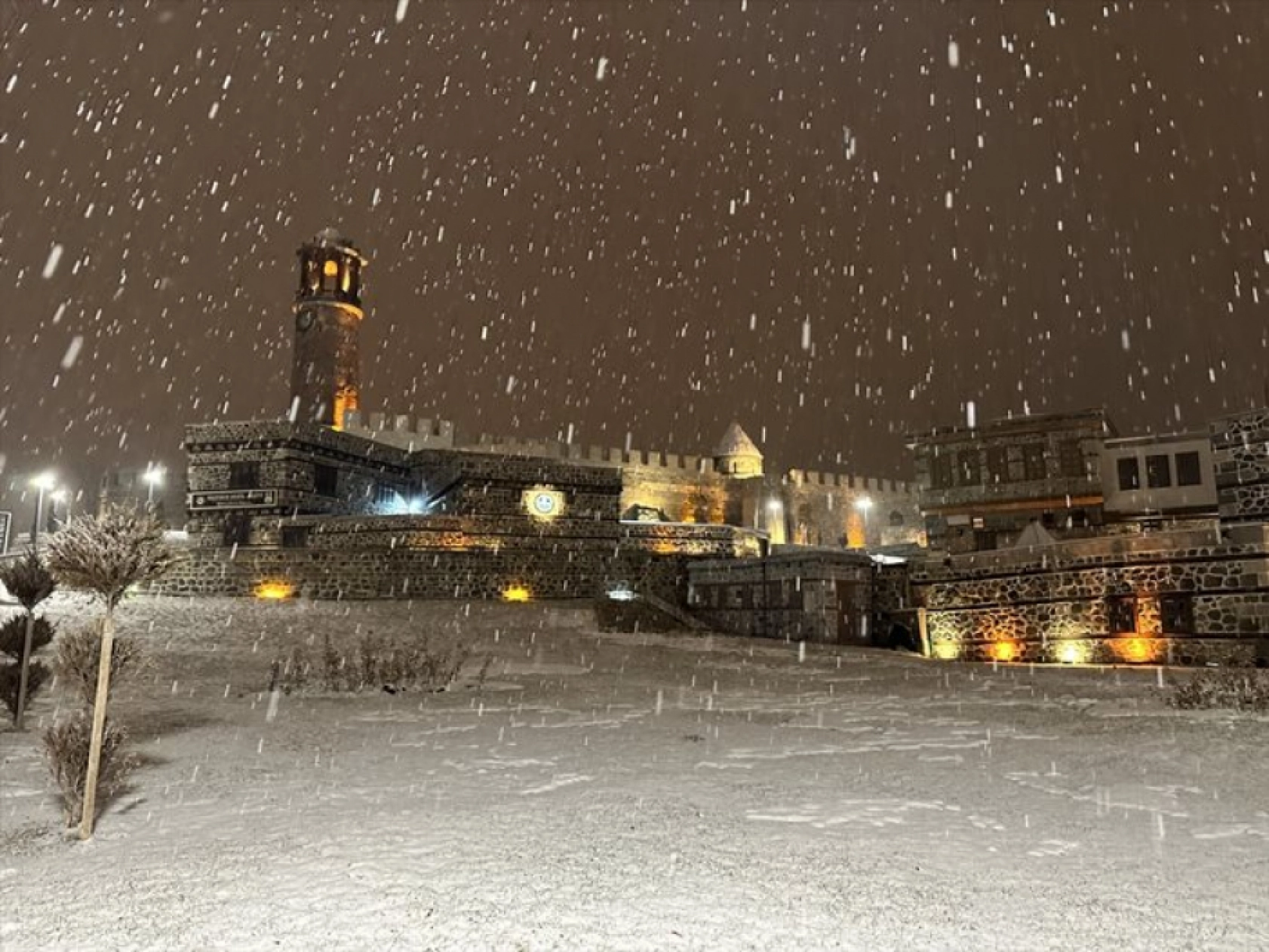 Erzurum Kalesi, Çifte Minareli Medrese ve Yakutiye Medresesi gibi tarihi yerleri dronla görüntülendi.