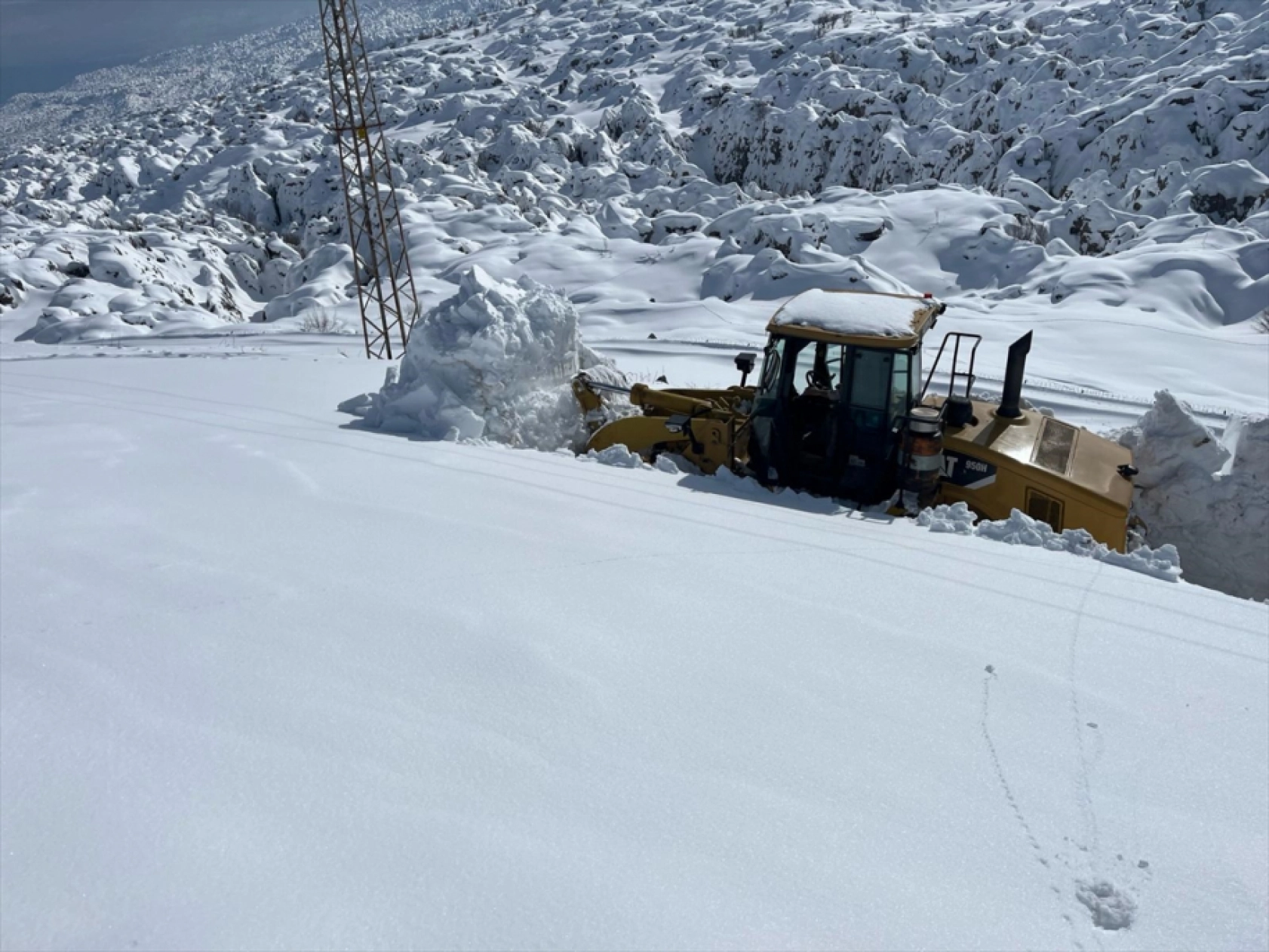 Van, Hakkari, Bitlis ve Muş'ta 54 yerleşim yerine ulaşım sağlanamıyor