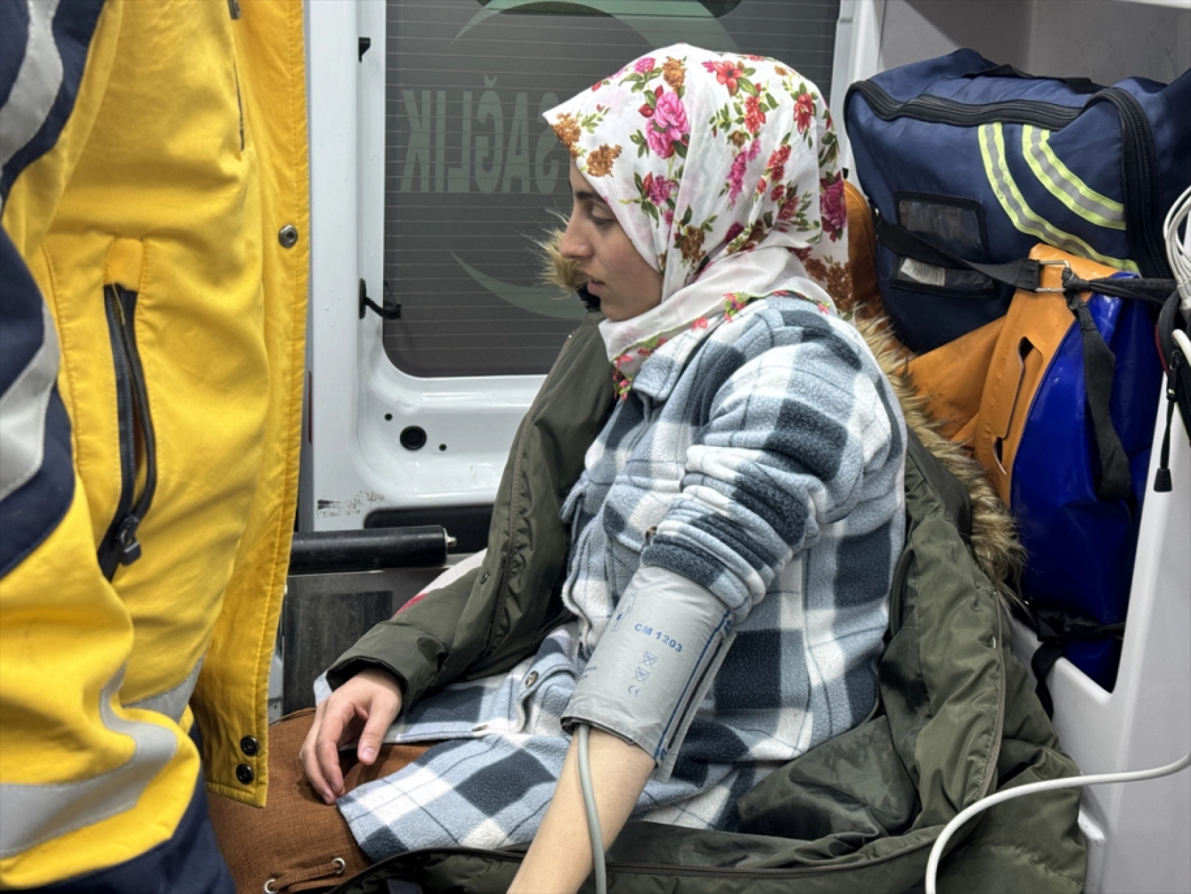 Ağrı'da kardan yolu kapanan mezrada rahatsızlanan kadın 6 saatlik çalışma sonucu hastaneye ulaştırıldı