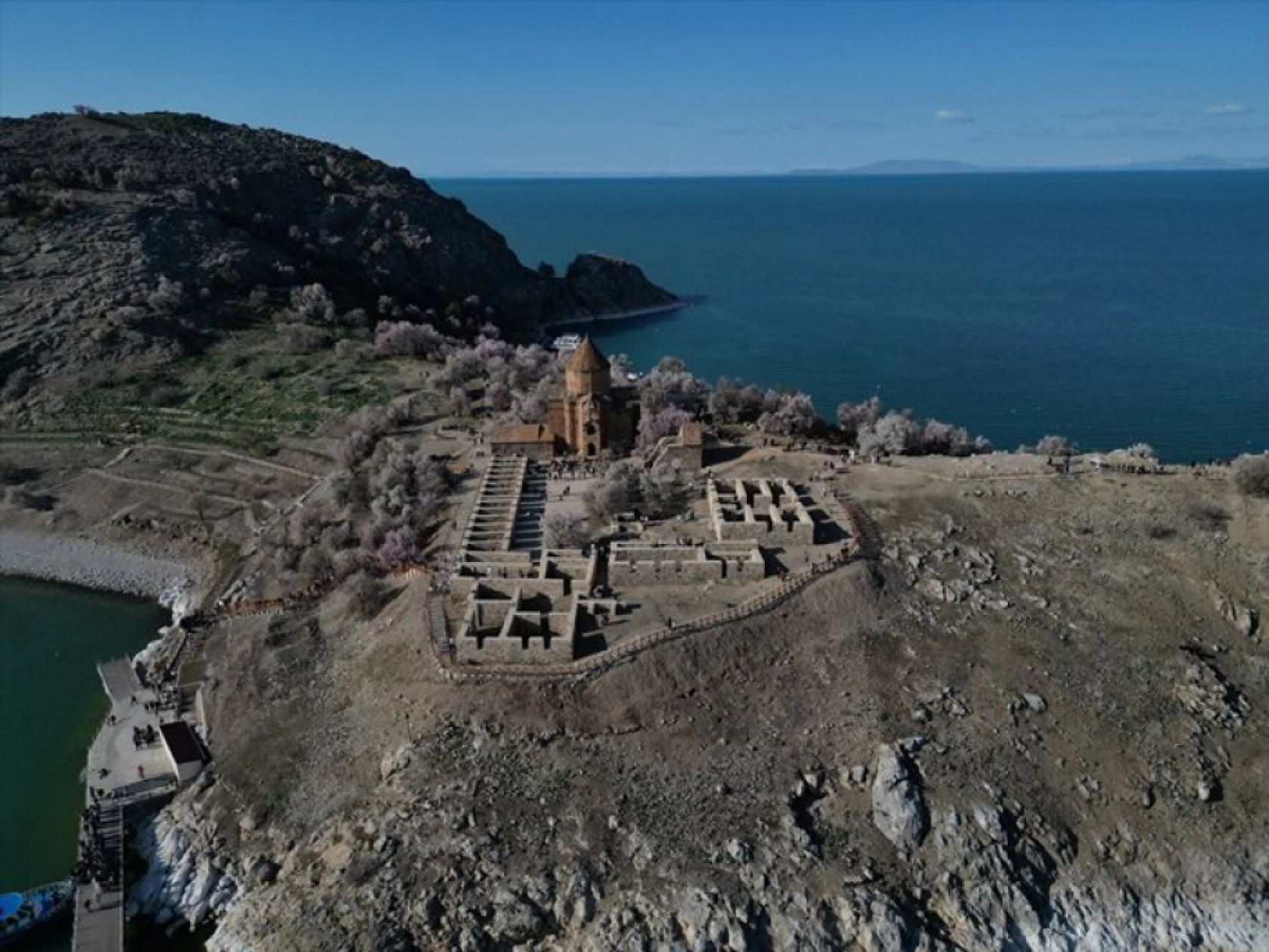 Çiçek açan badem ağaçları Akdamar Adası'nı renklendirdi