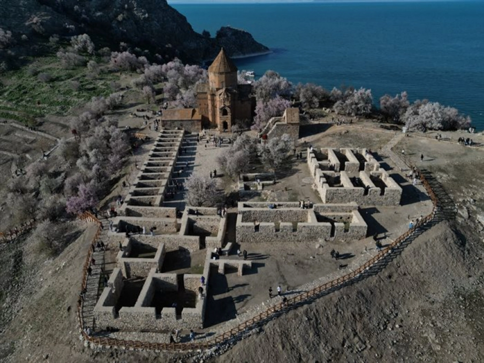 Çiçek açan badem ağaçları Akdamar Adası'nı renklendirdi