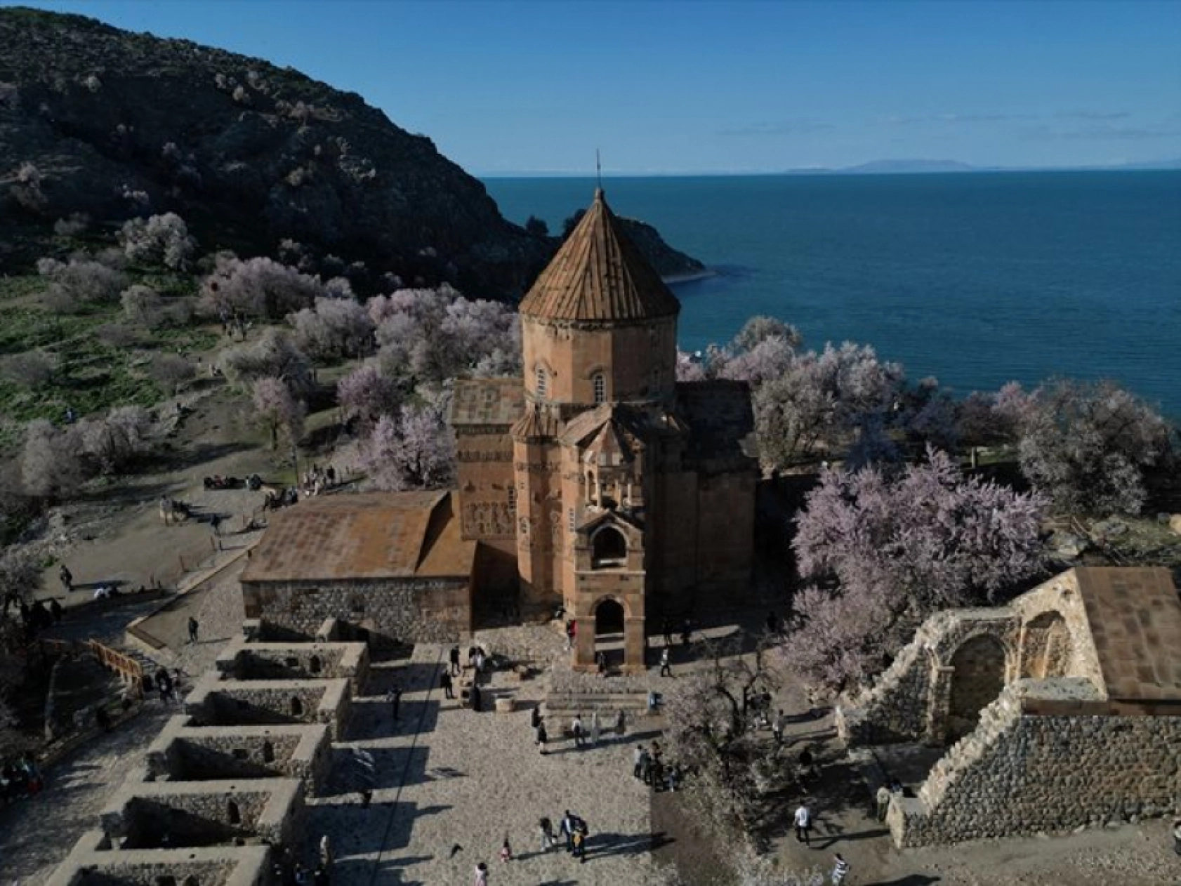 Çiçek açan badem ağaçları Akdamar Adası'nı renklendirdi