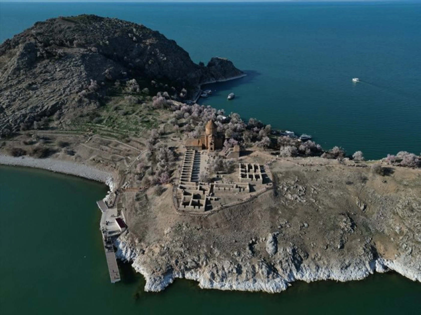 Çiçek açan badem ağaçları Akdamar Adası'nı renklendirdi