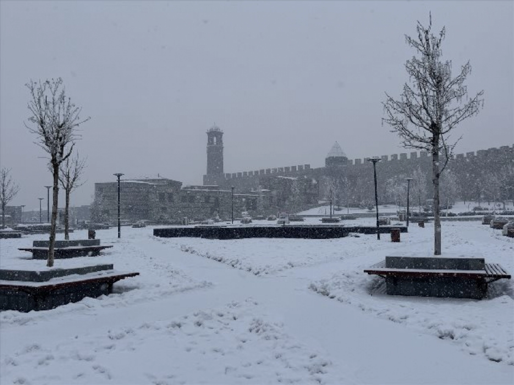 Erzurum'da kar yağışı etkili oluyor