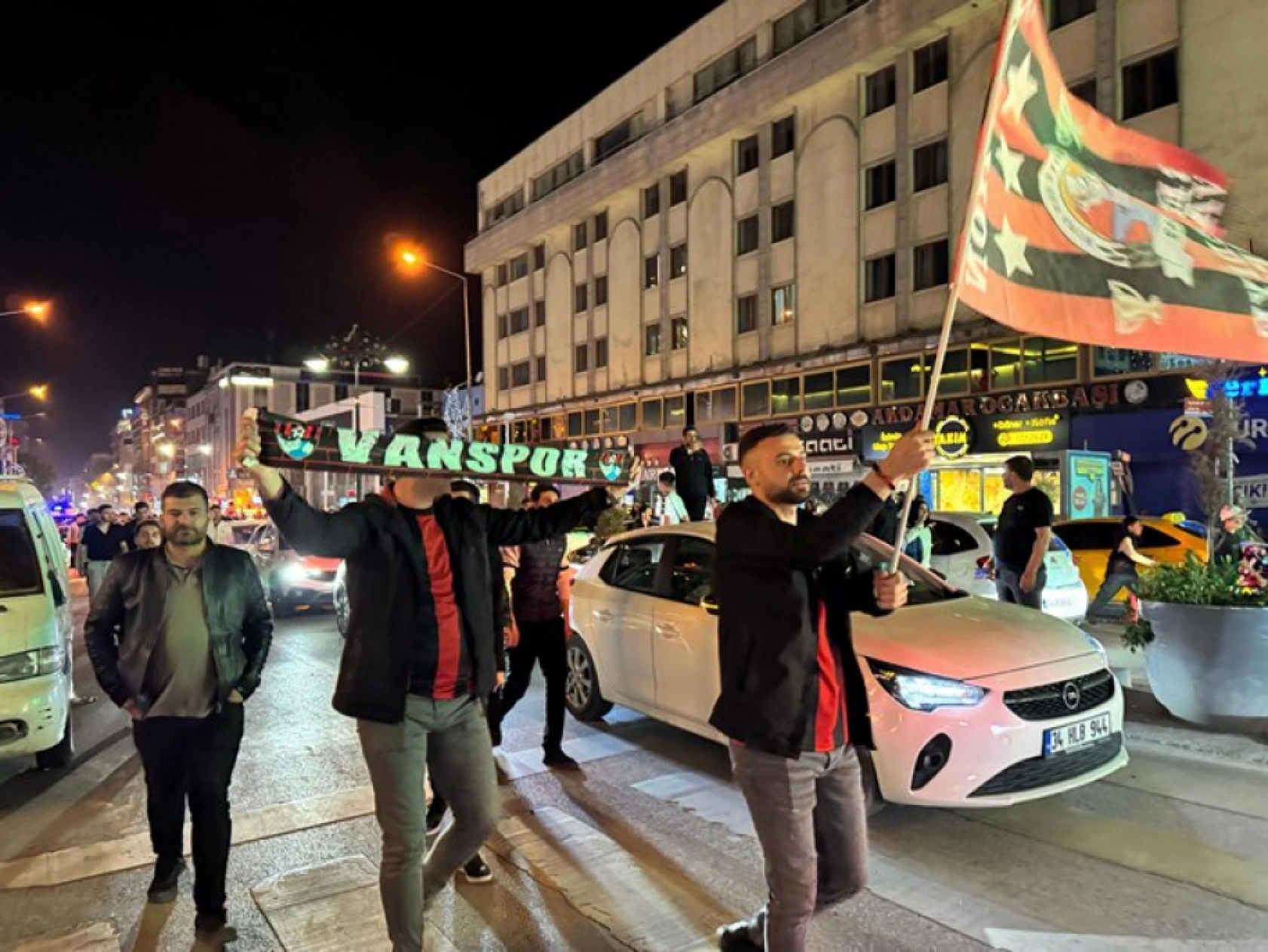 Vanspor FK'dan Kritik Galibiyet! Taraftarlar Zaferi Kutladı